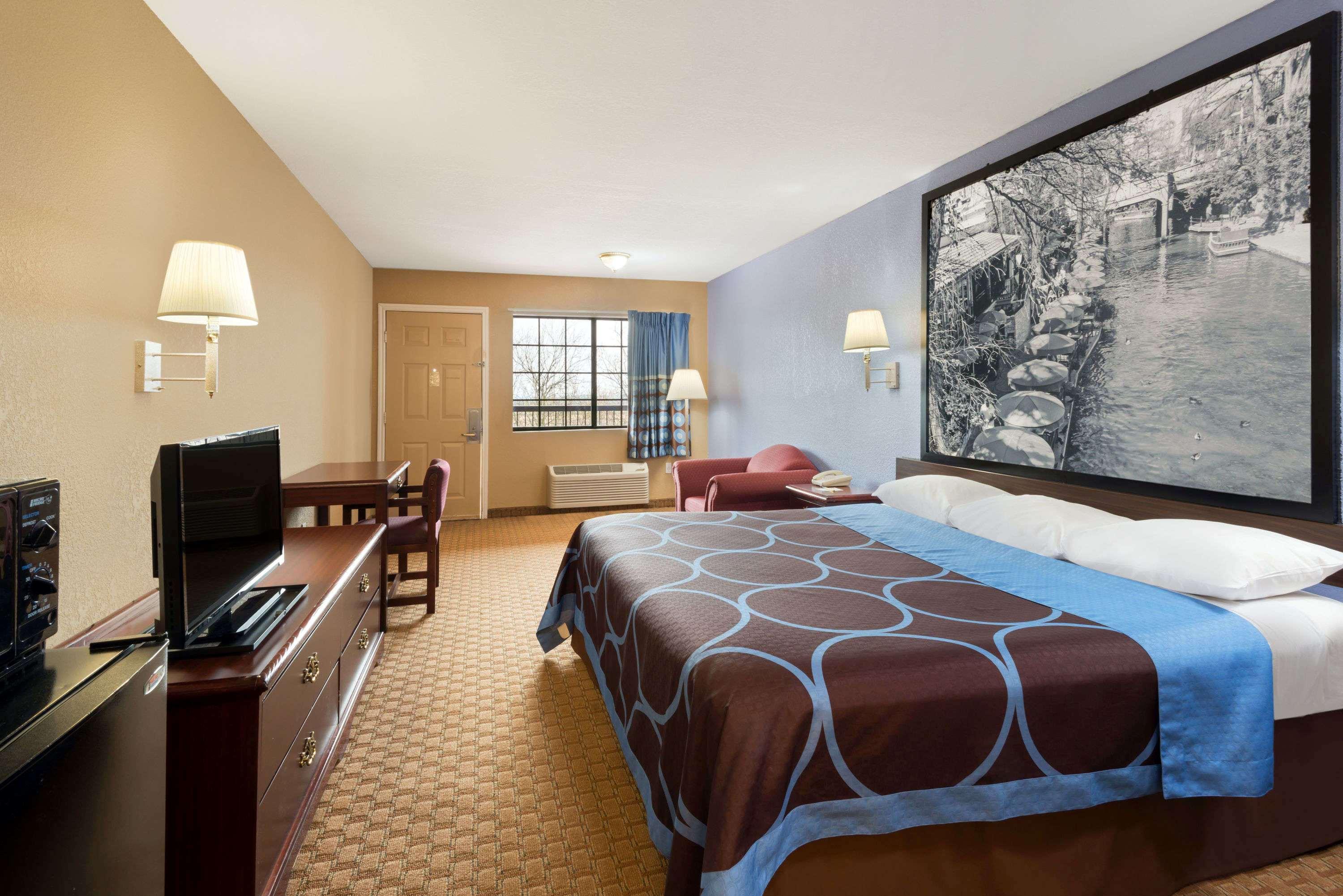 Super 8 by Wyndham San Antonio/Riverwalk Area — photo 4
