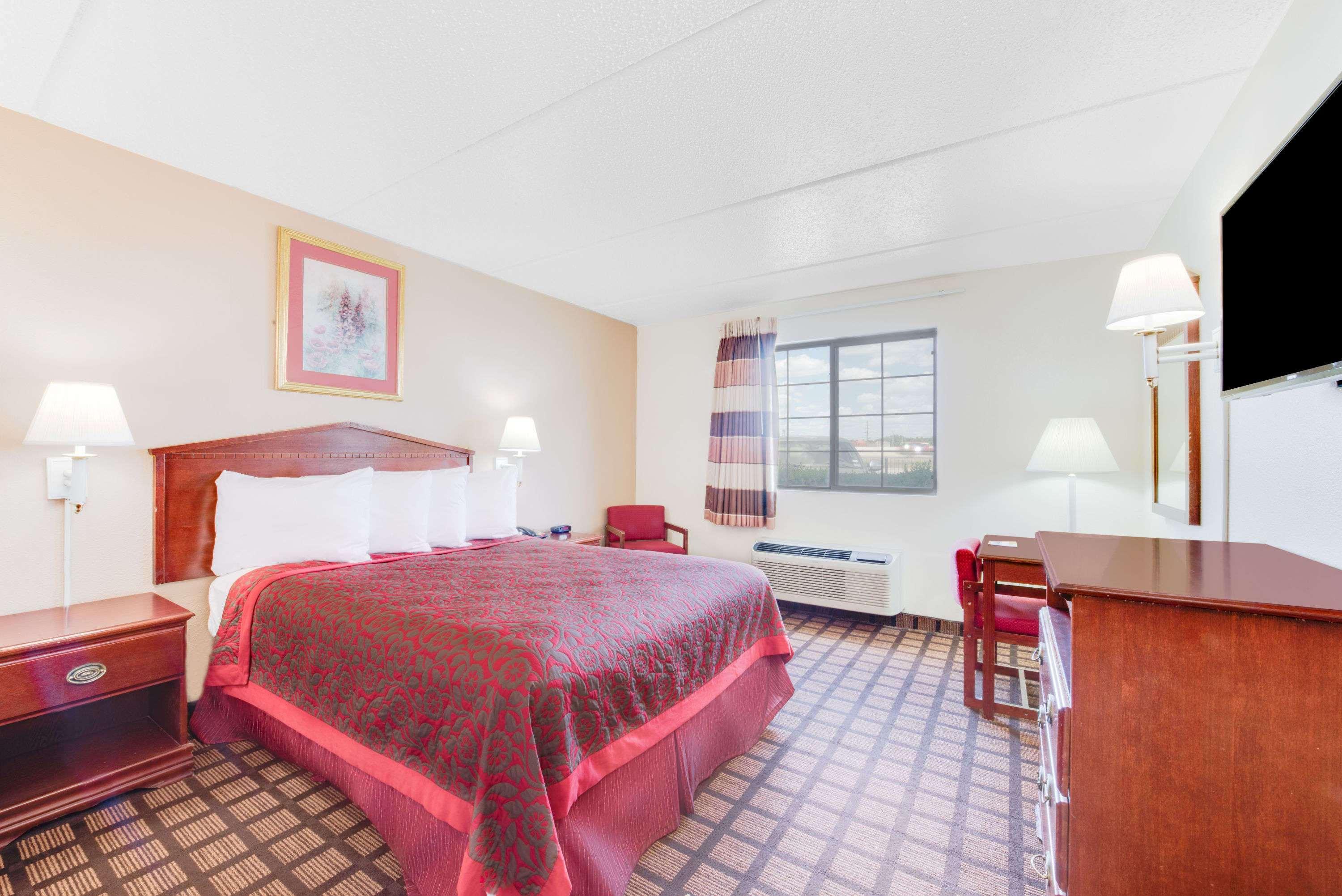 Days Inn & Suites by Wyndham Laredo — photo 4