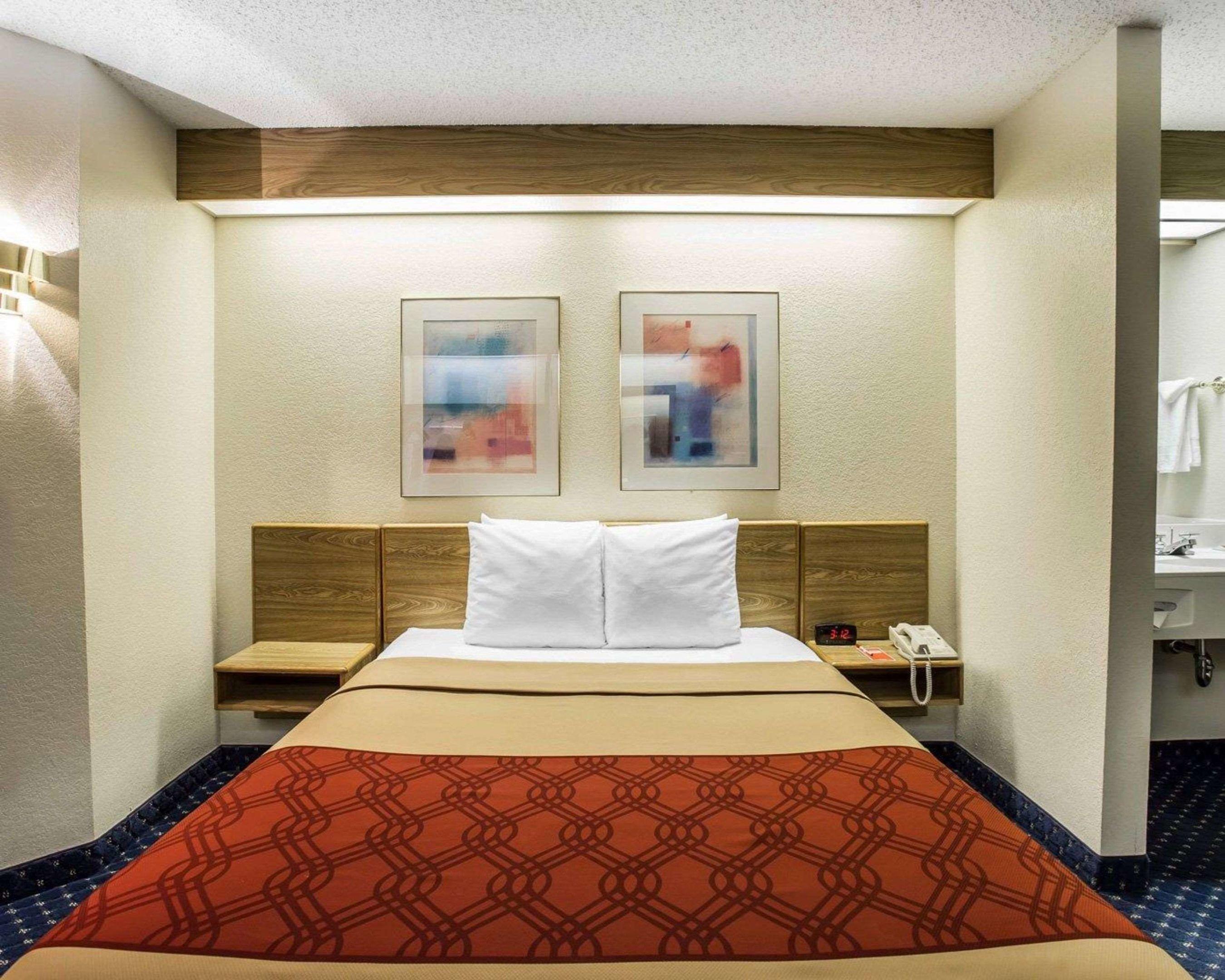 Econo Lodge Denver International Airport — photo 4