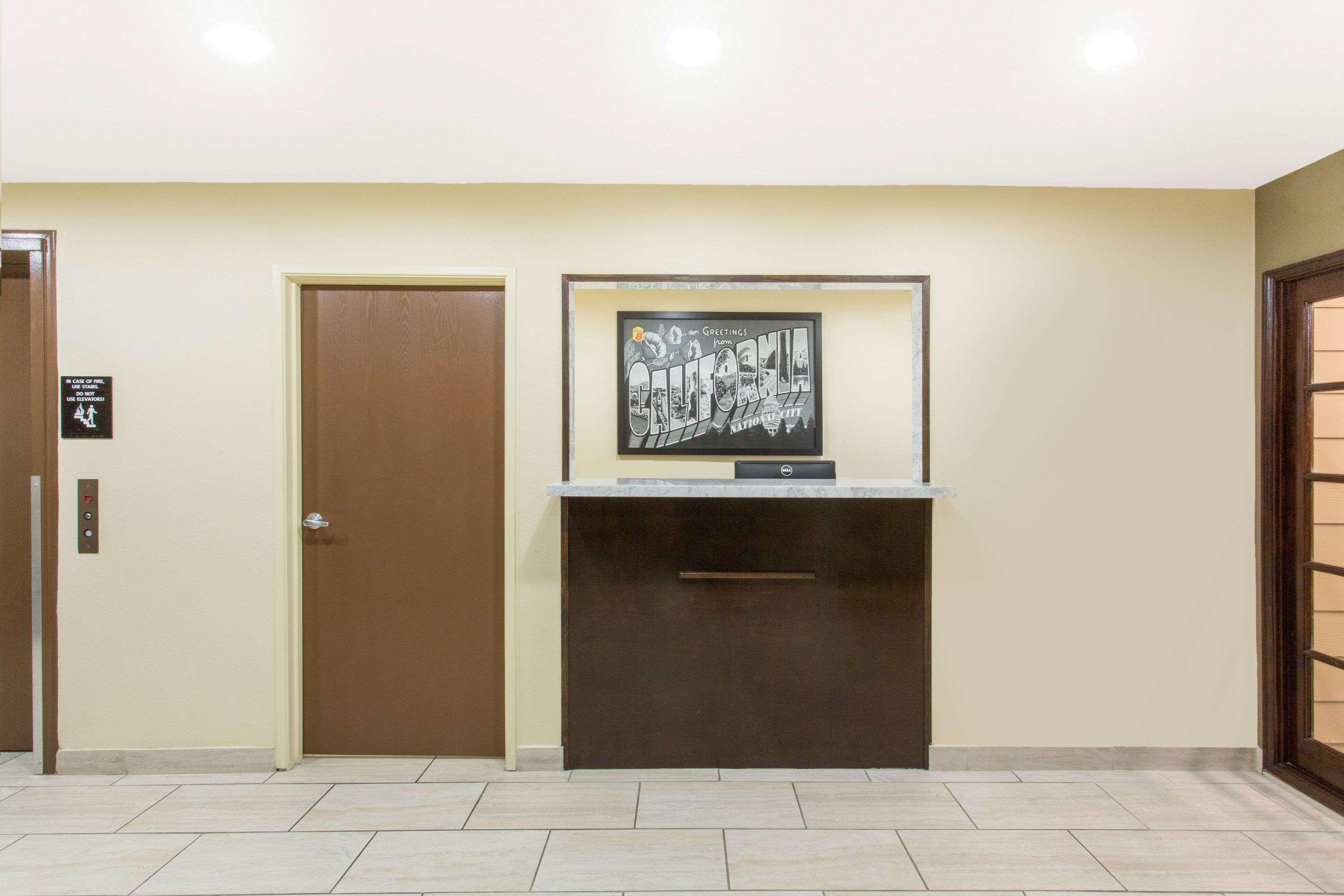 Super 8 by Wyndham National City Chula Vista — photo 3