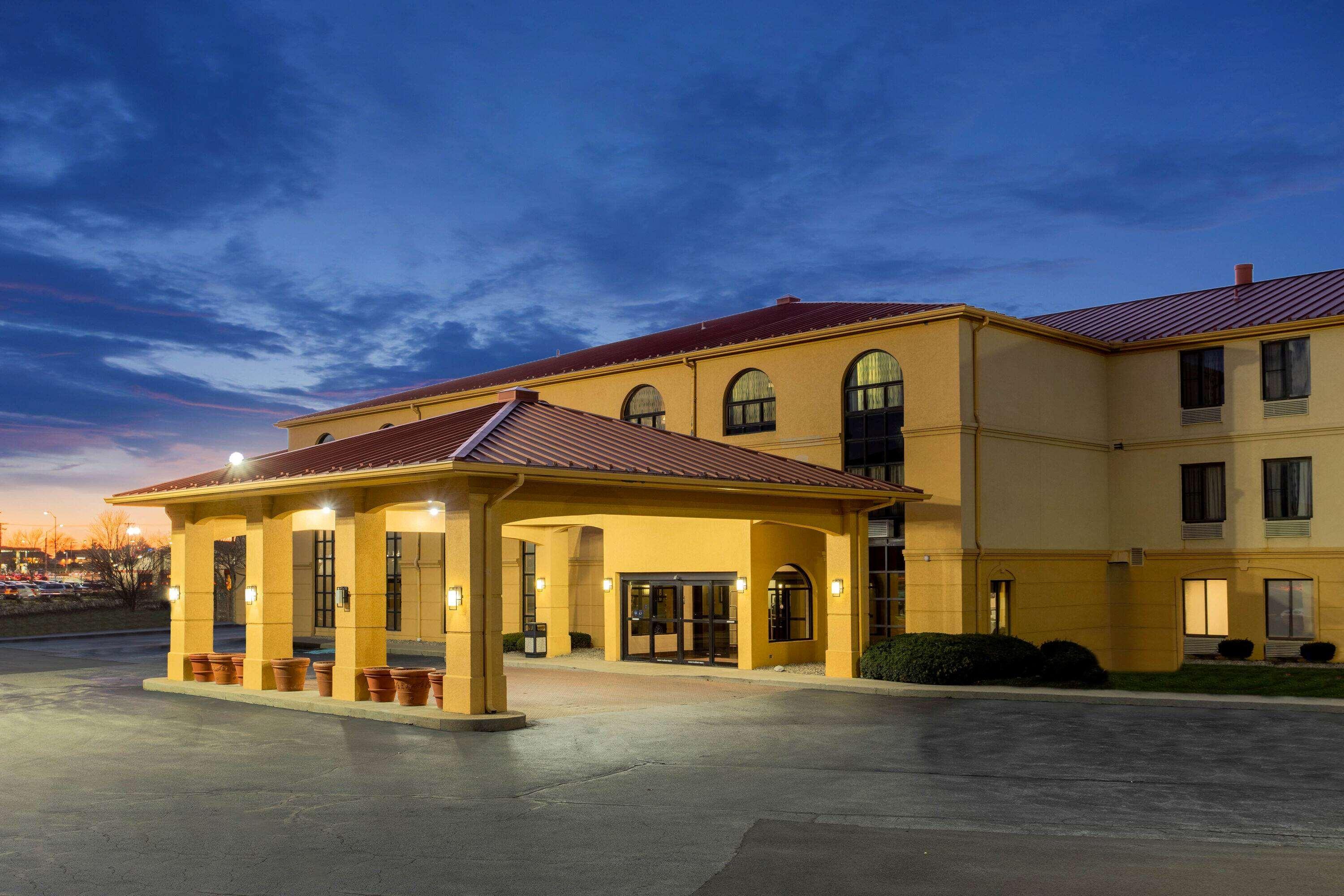 La Quinta Inn & Suites by Wyndham Indianapolis Greenwood — photo 3