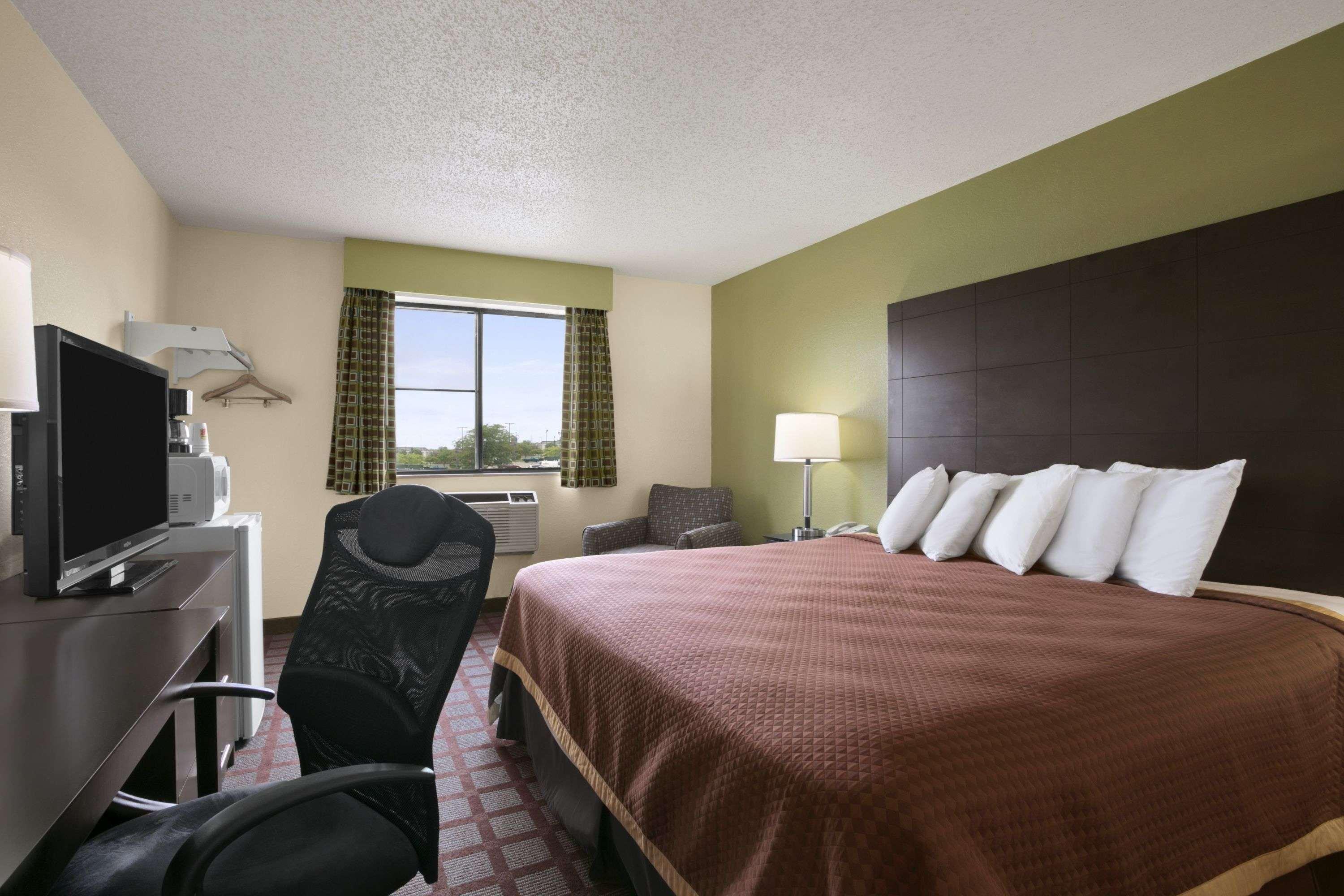 Super 8 by Wyndham Saginaw — photo 4