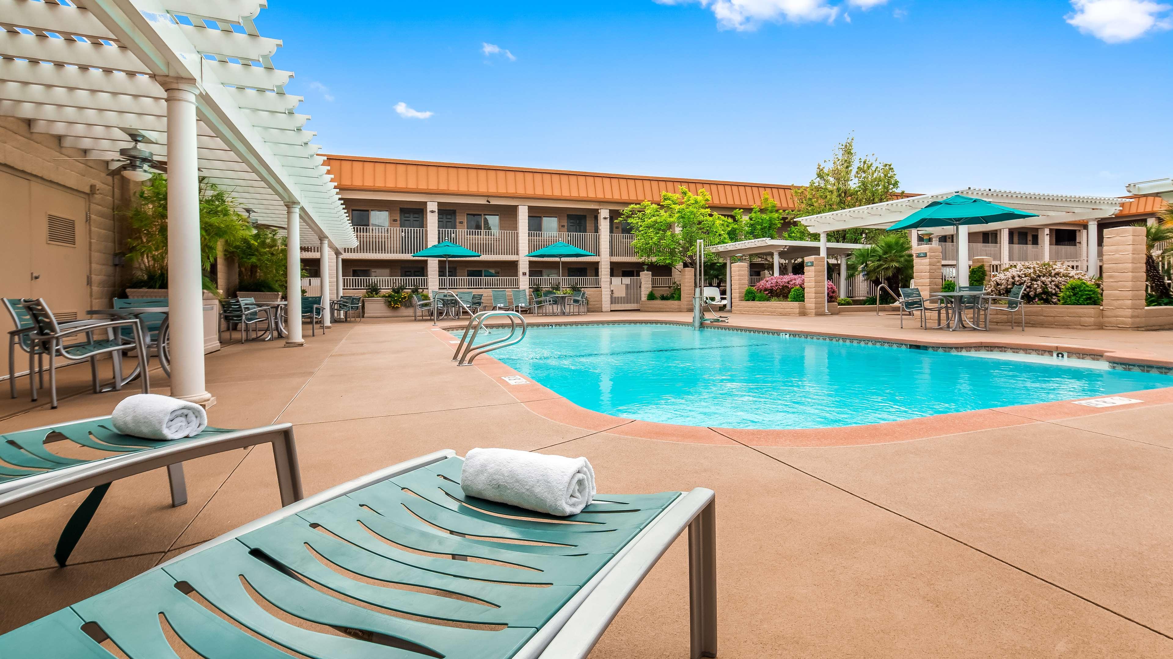 Best Western Plus Hilltop Inn — photo 4