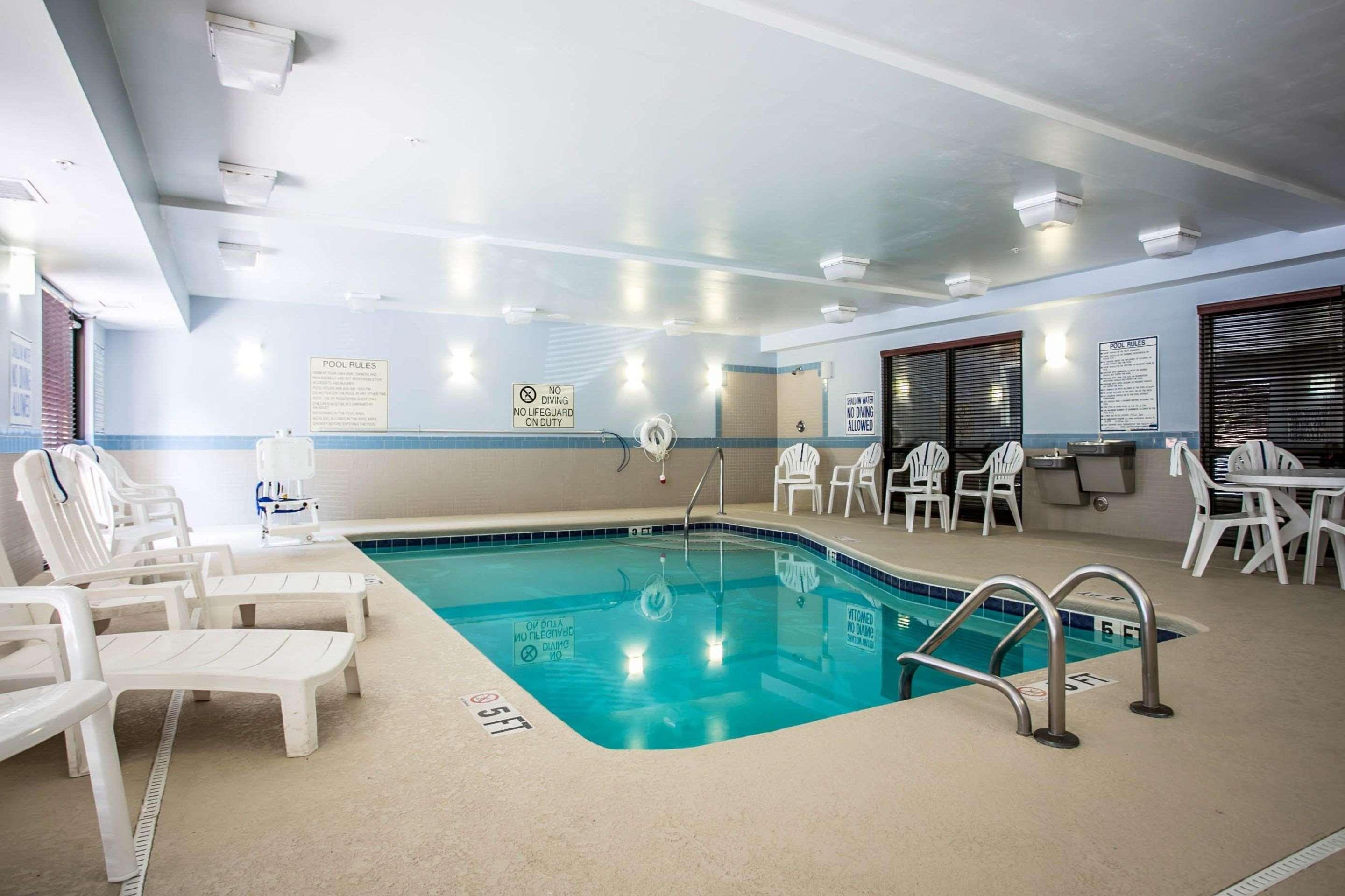 Comfort Suites — photo 4