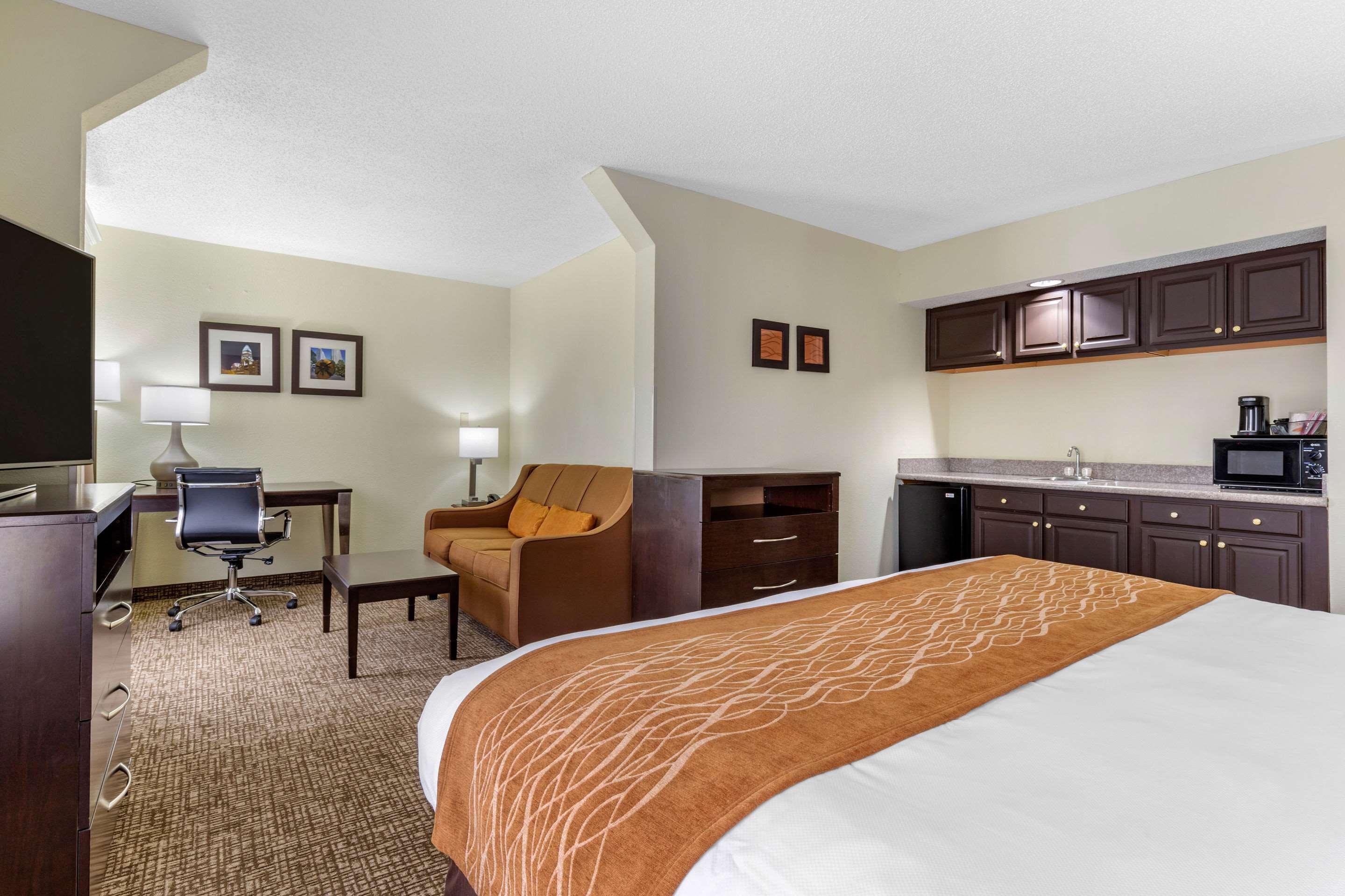 Comfort Inn & Suites — photo 4