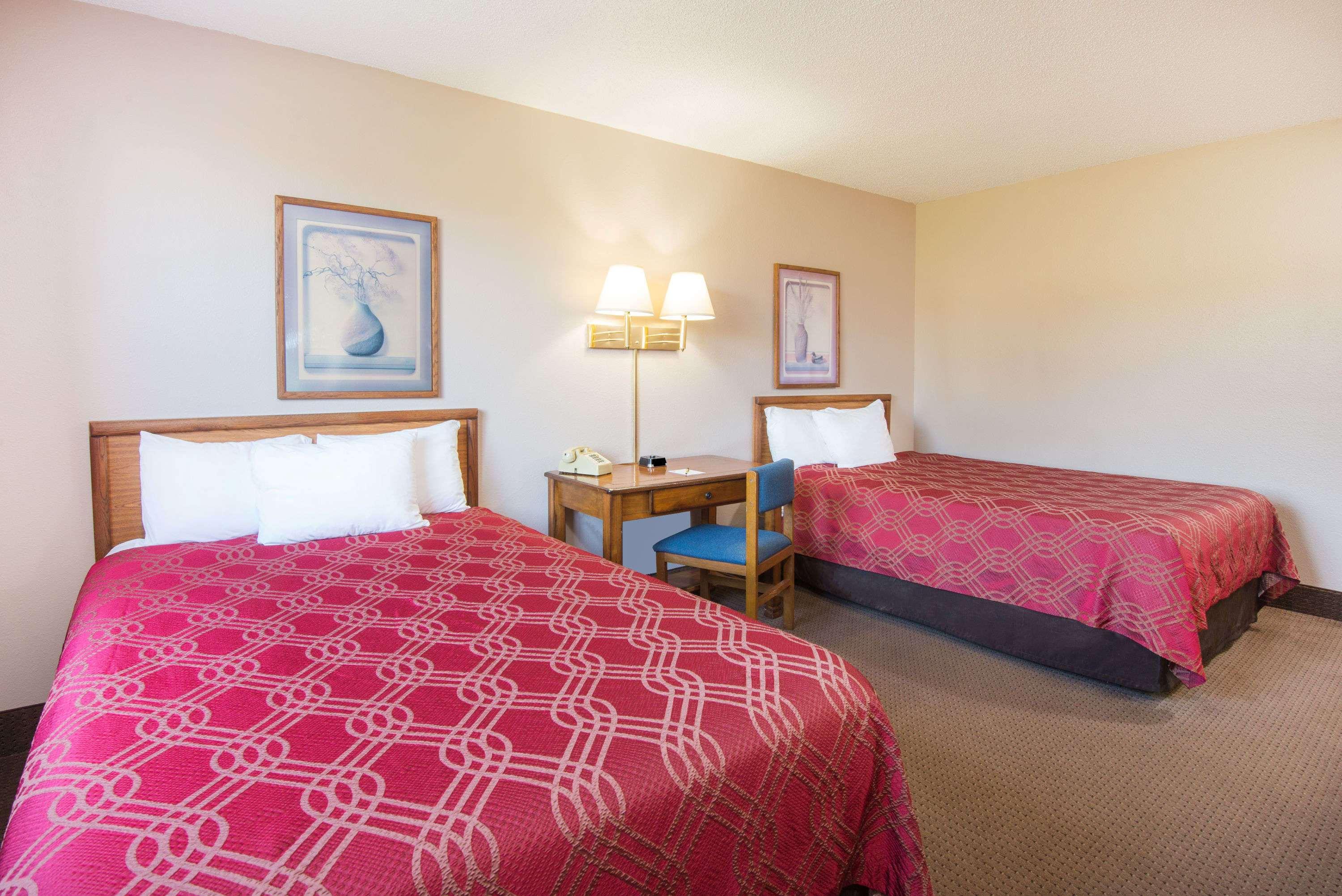 Super 8 by Wyndham Abilene KS — photo 4