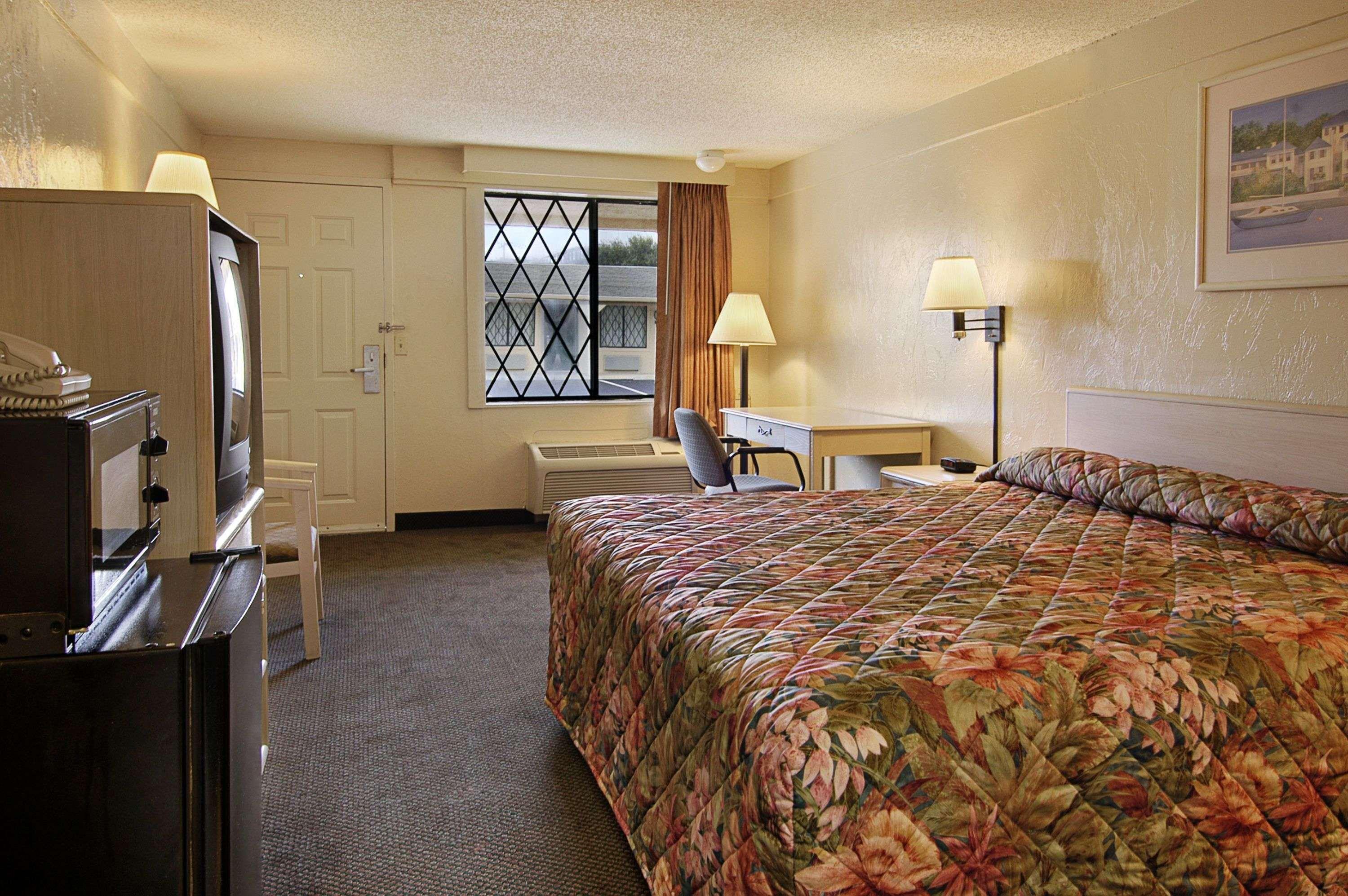 Super 8 by Wyndham Lantana West Palm Beach — photo 4