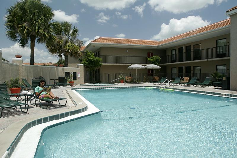 Clarion Inn & Suites Kissimmee - Lake Buena Vista South — photo 4