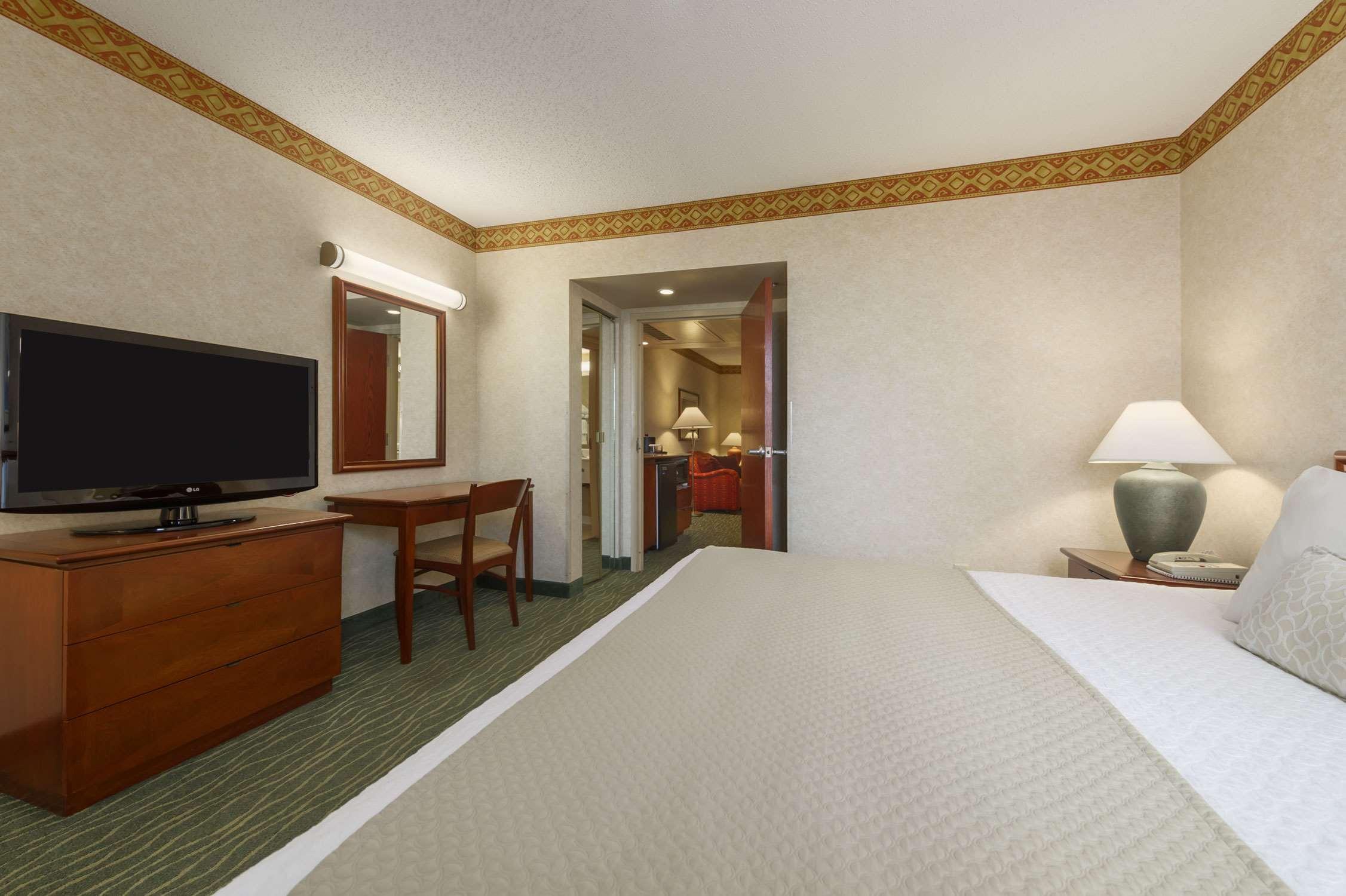 Embassy Suites by Hilton Tampa-USF Near Busch Gardens — photo 4
