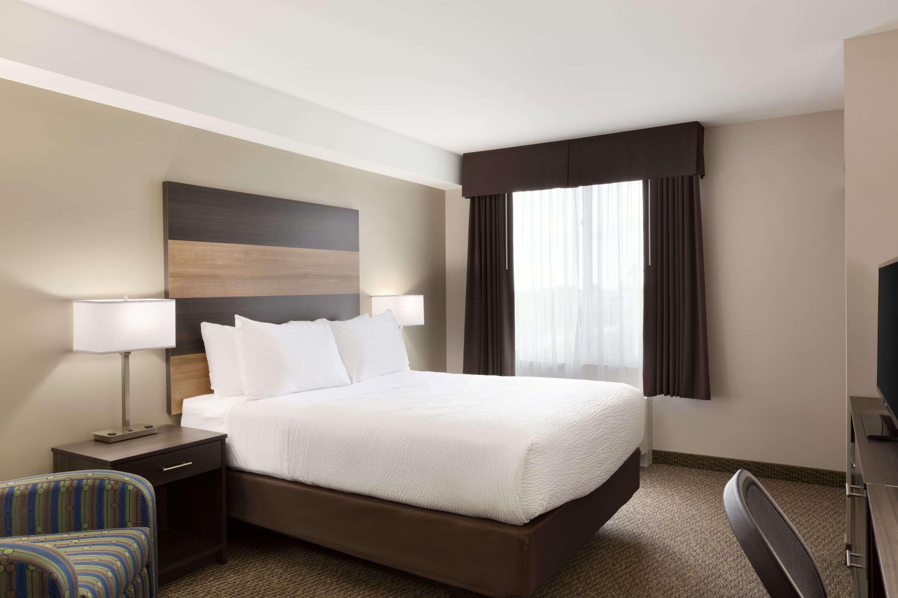 Days Inn & Suites Lindsay — photo 4