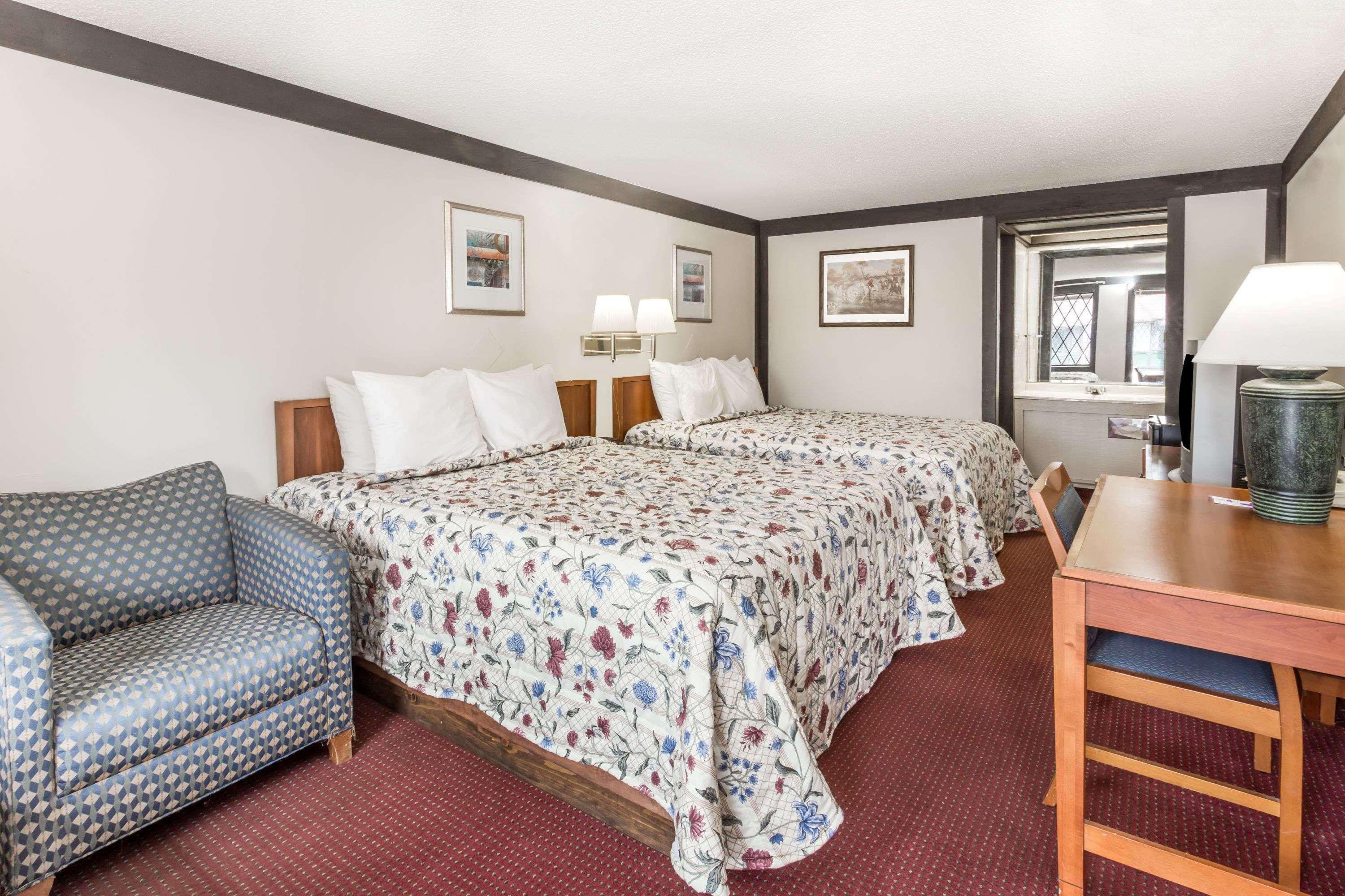 Knights Inn Racine — photo 4