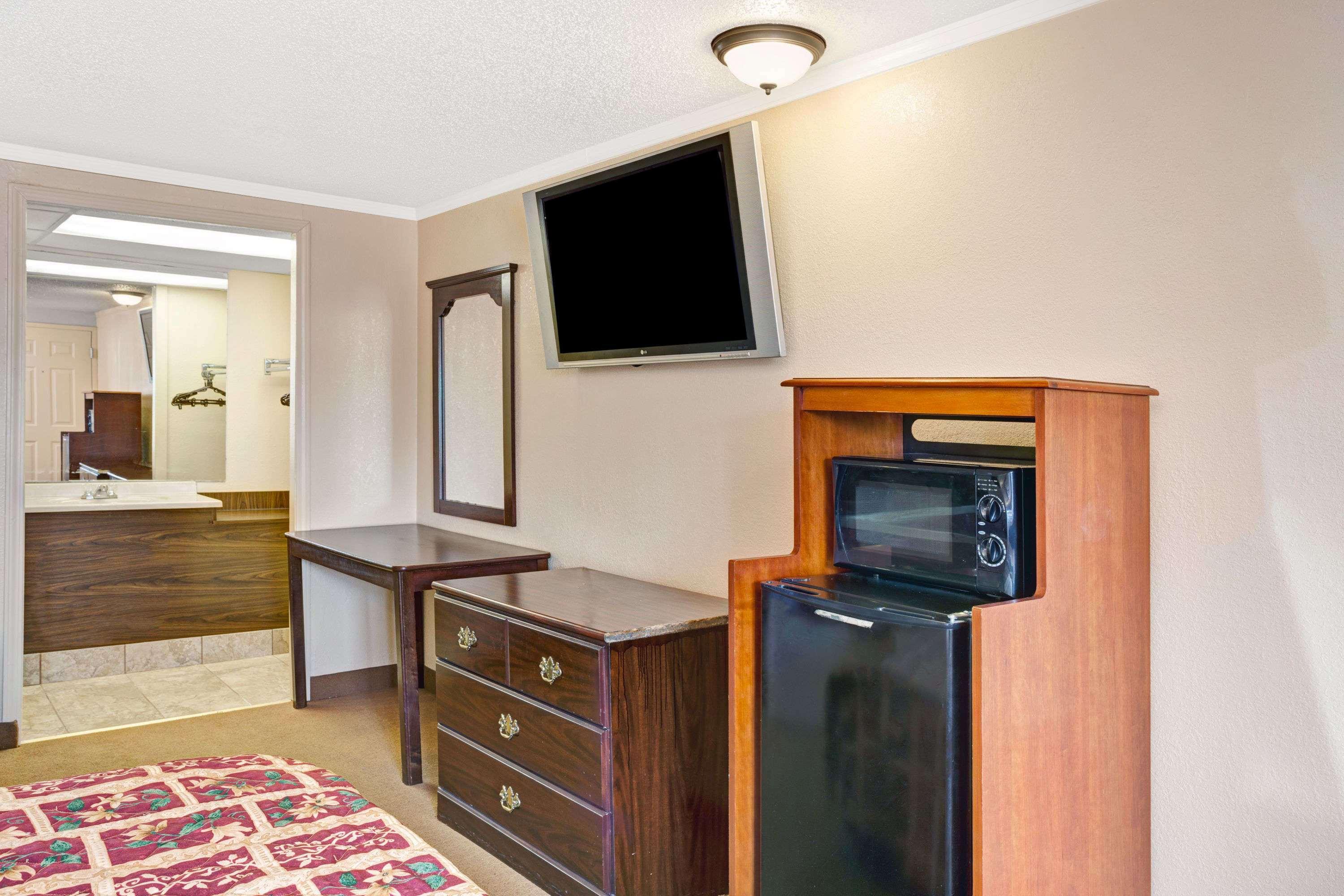 Knights Inn Madison Heights — photo 4