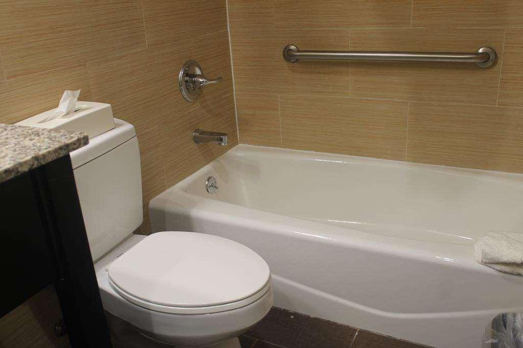 Days Inn by Wyndham Brooklyn Borough Park — photo 3