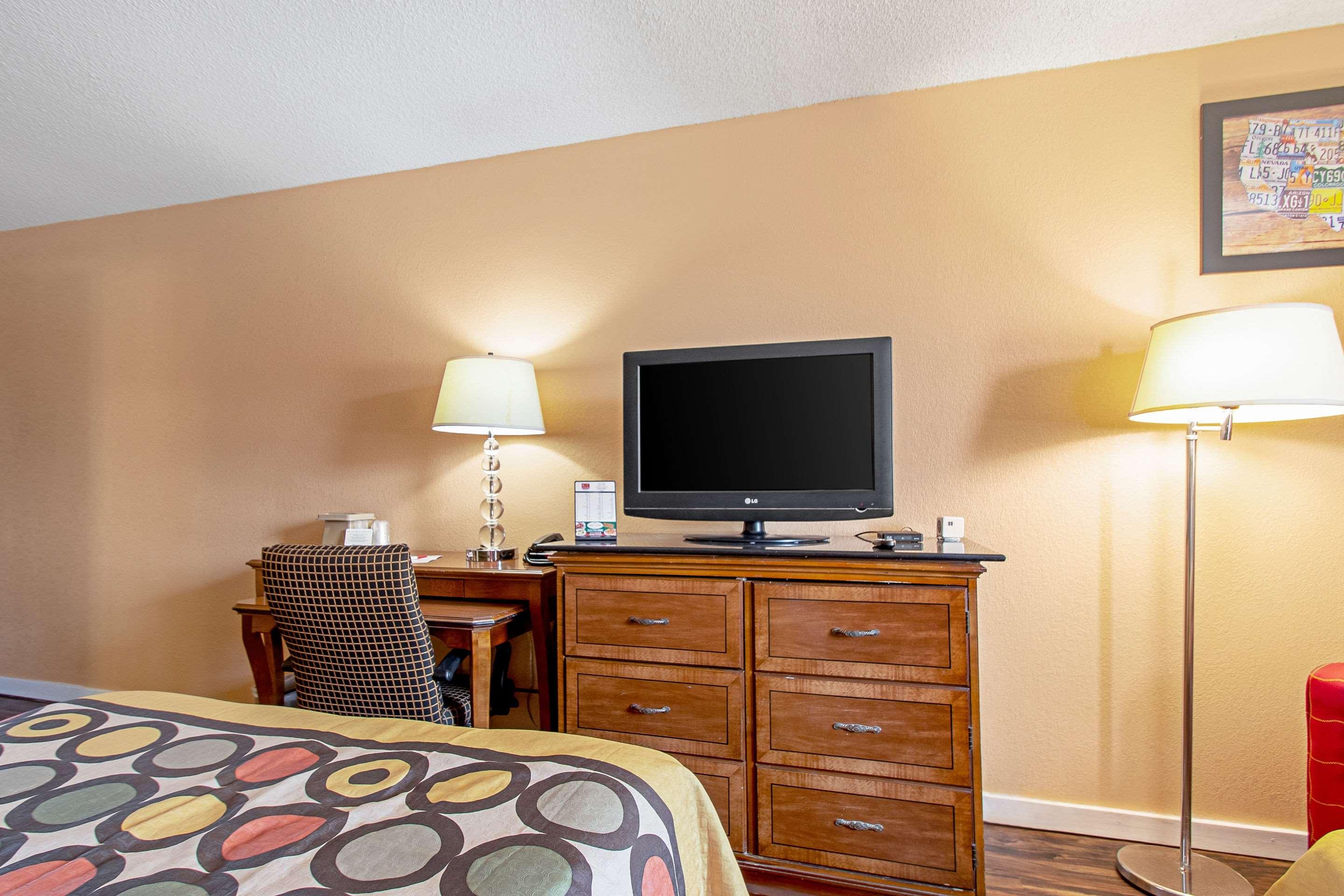 Econo Lodge Utica — photo 5