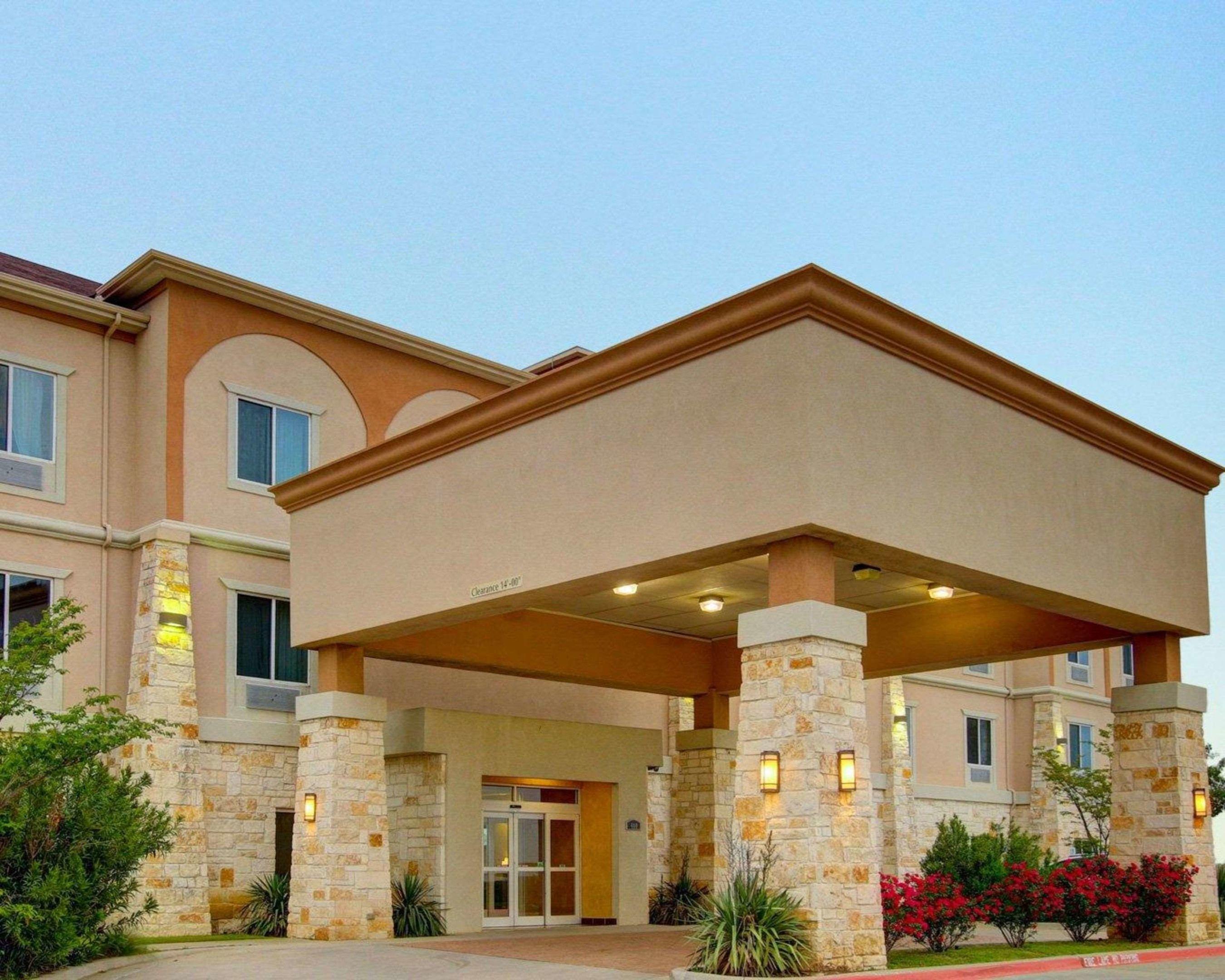 Comfort Inn & Suites Alvarado — photo 4