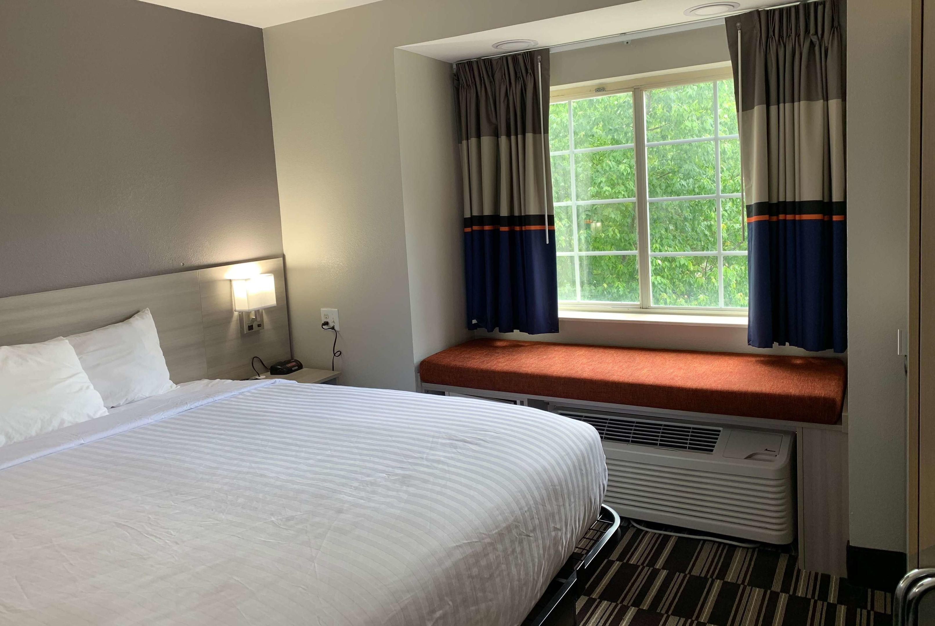 Microtel Inn & Suites by Wyndham Charlotte Airport — photo 4