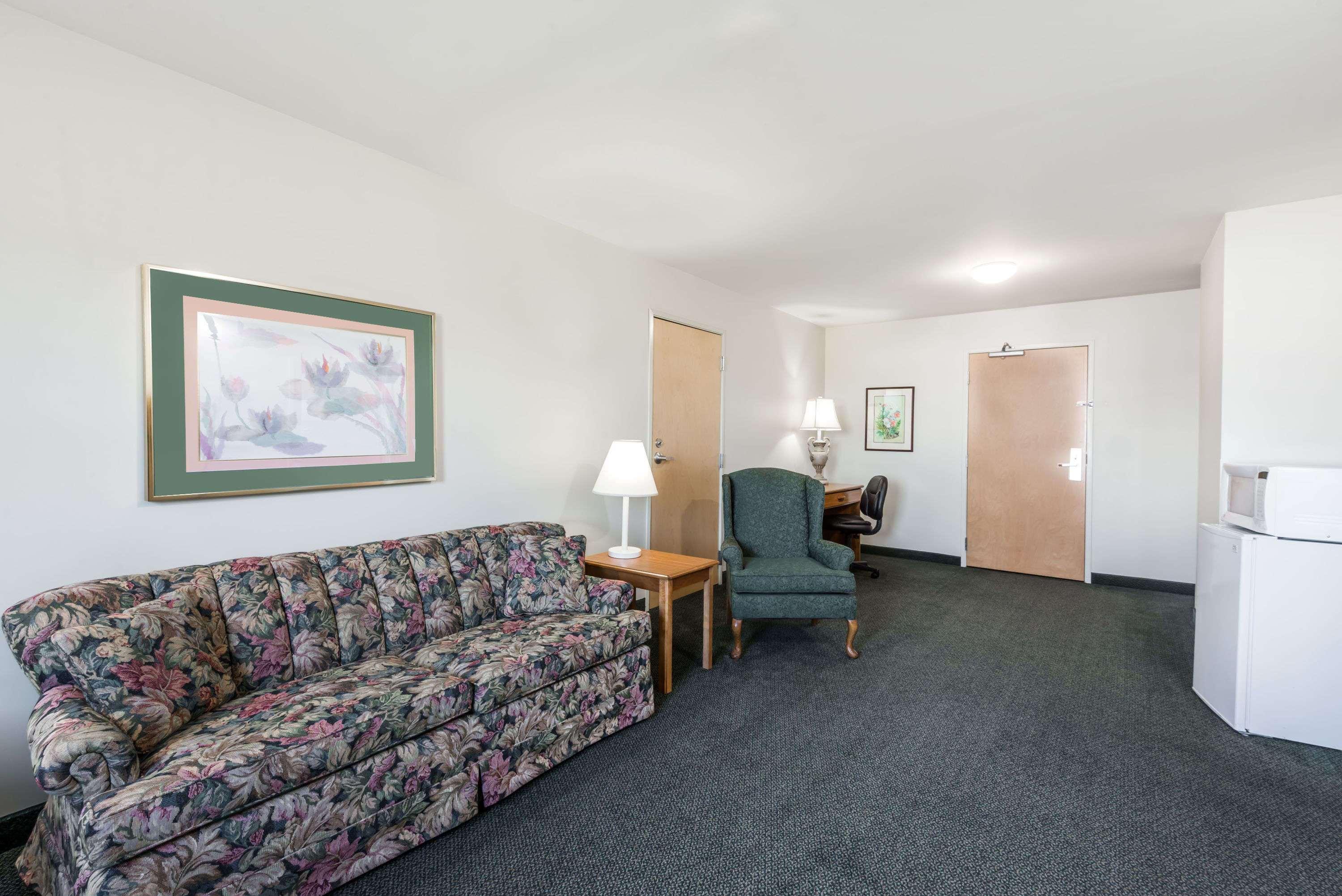 Super 8 by Wyndham Hagerstown/Halfway Area — photo 3