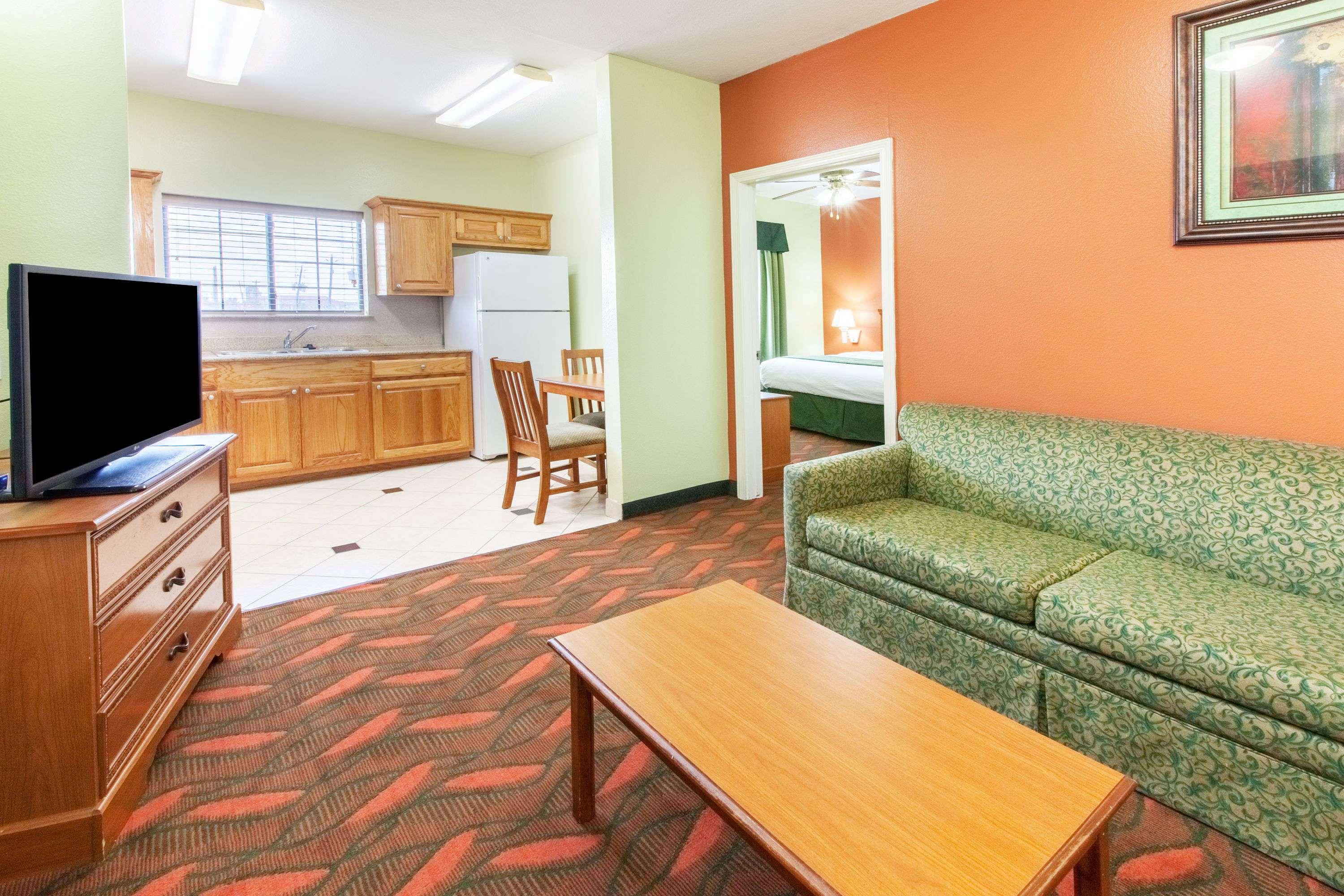 Days Inn & Suites Houston Hobby Airport — photo 5