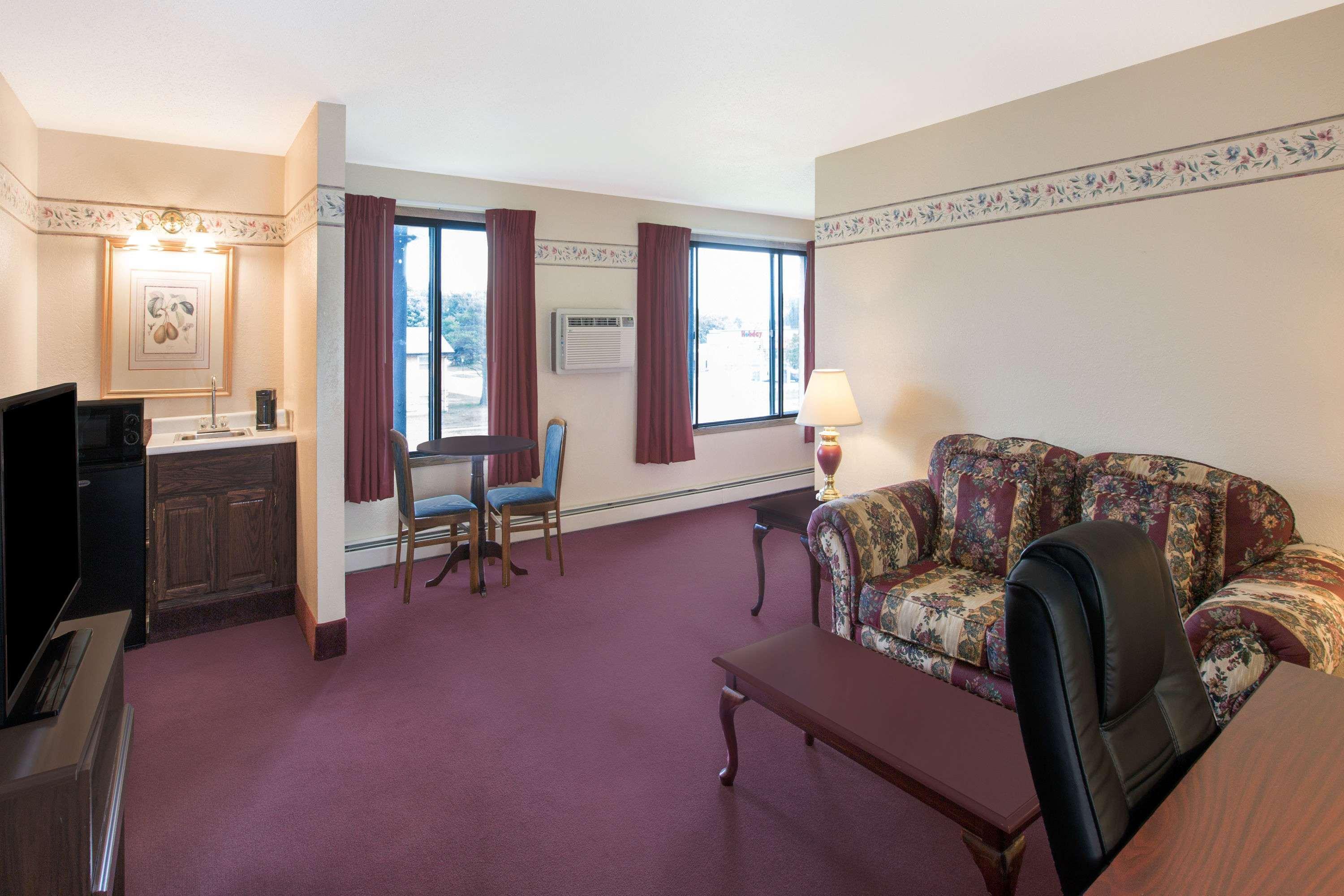 Days Inn by Wyndham Sioux Falls Empire — photo 3