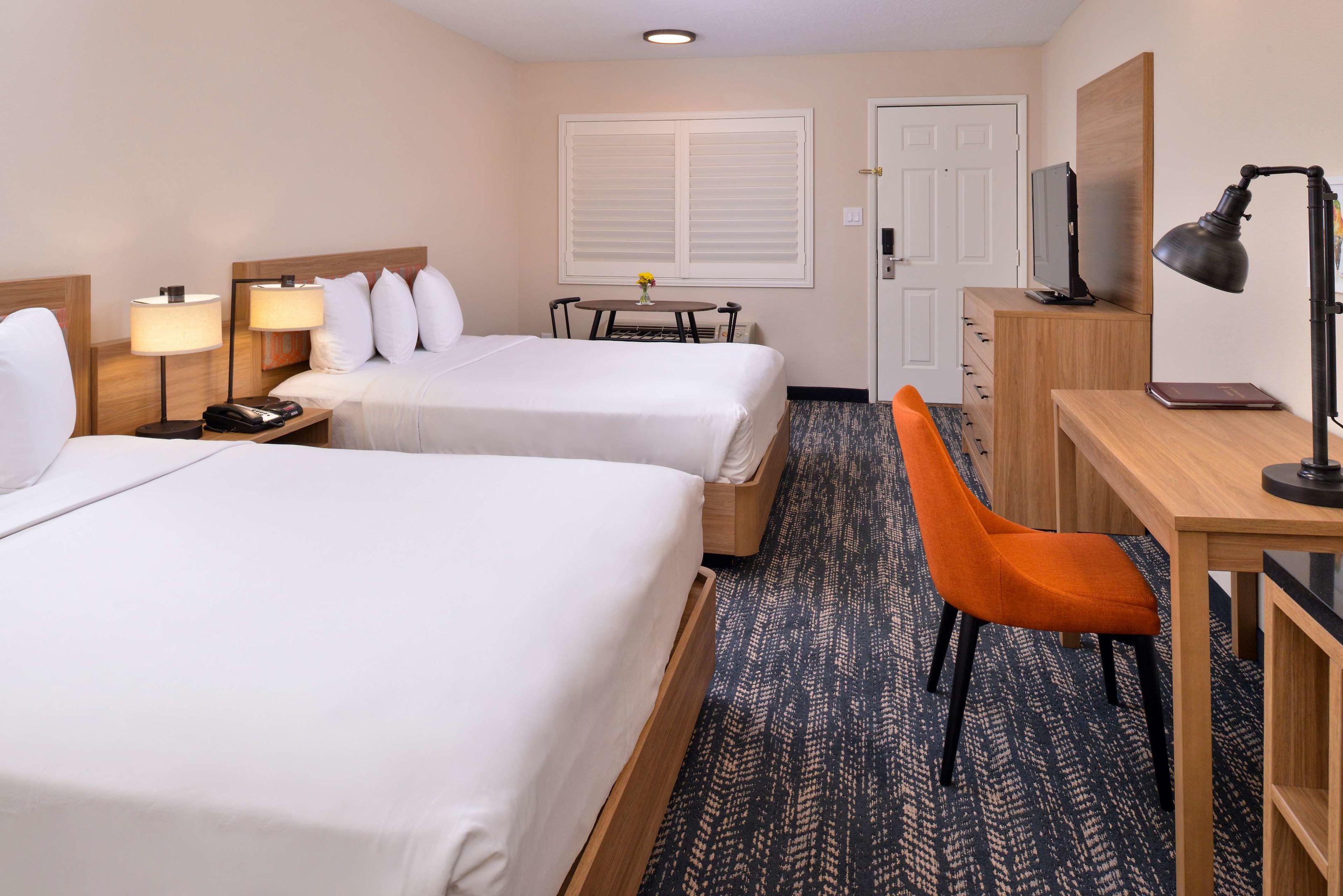 La Fuente Inn & Suites — photo 4