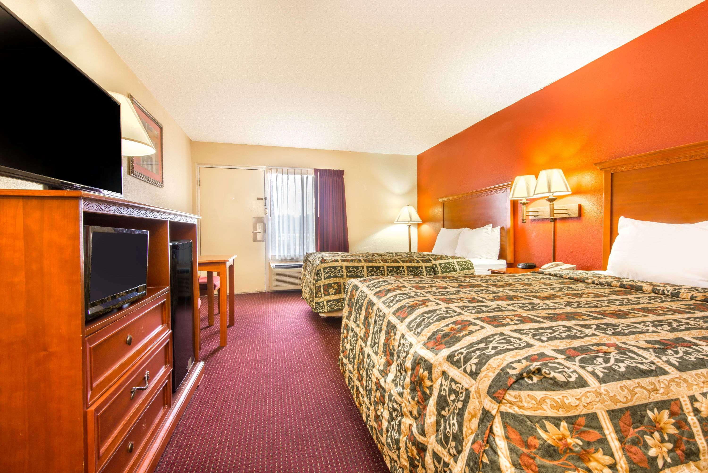 Days Inn Shorter — photo 4