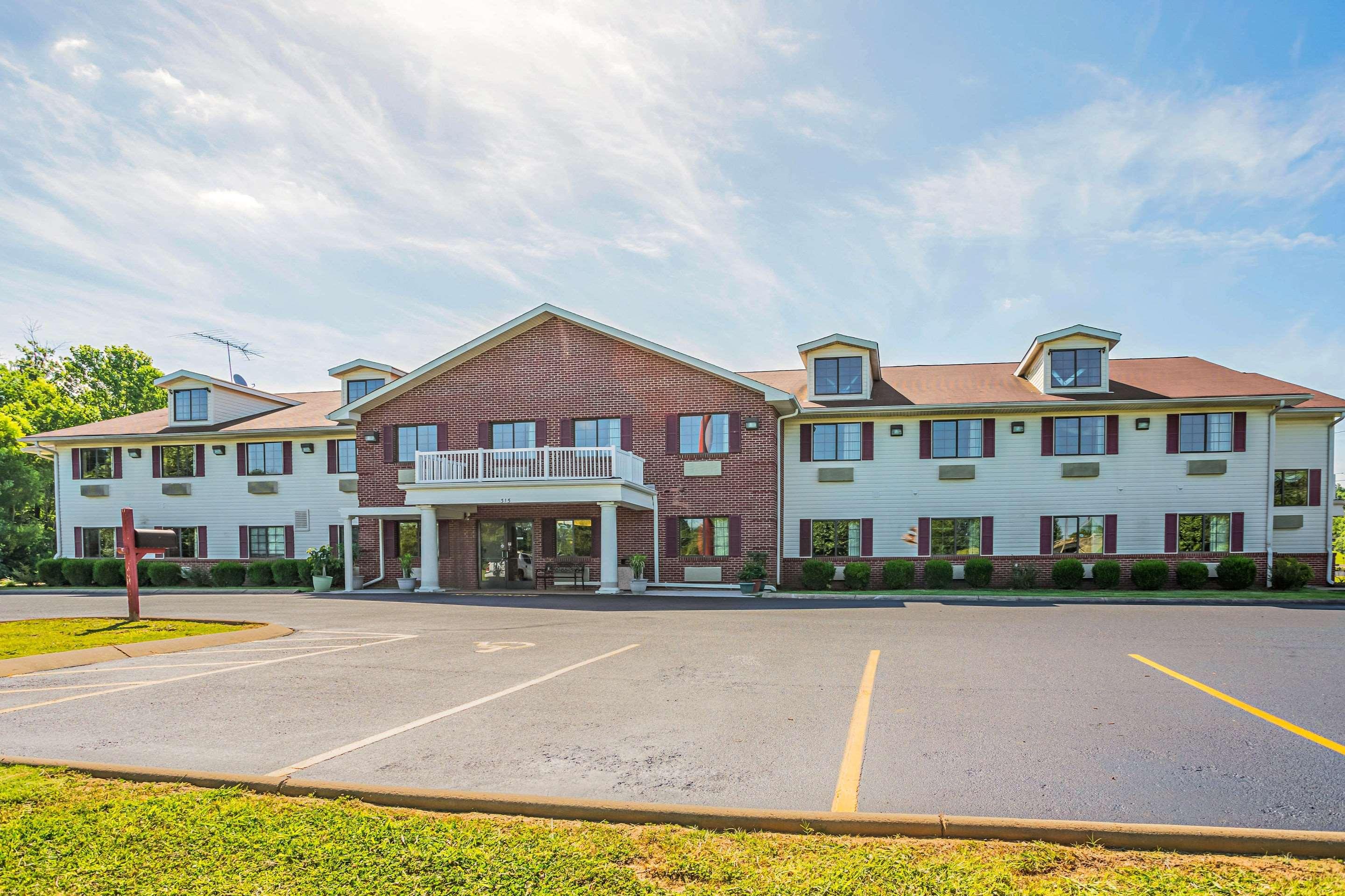 Econo Lodge Inn & Suites Ripley — photo 4