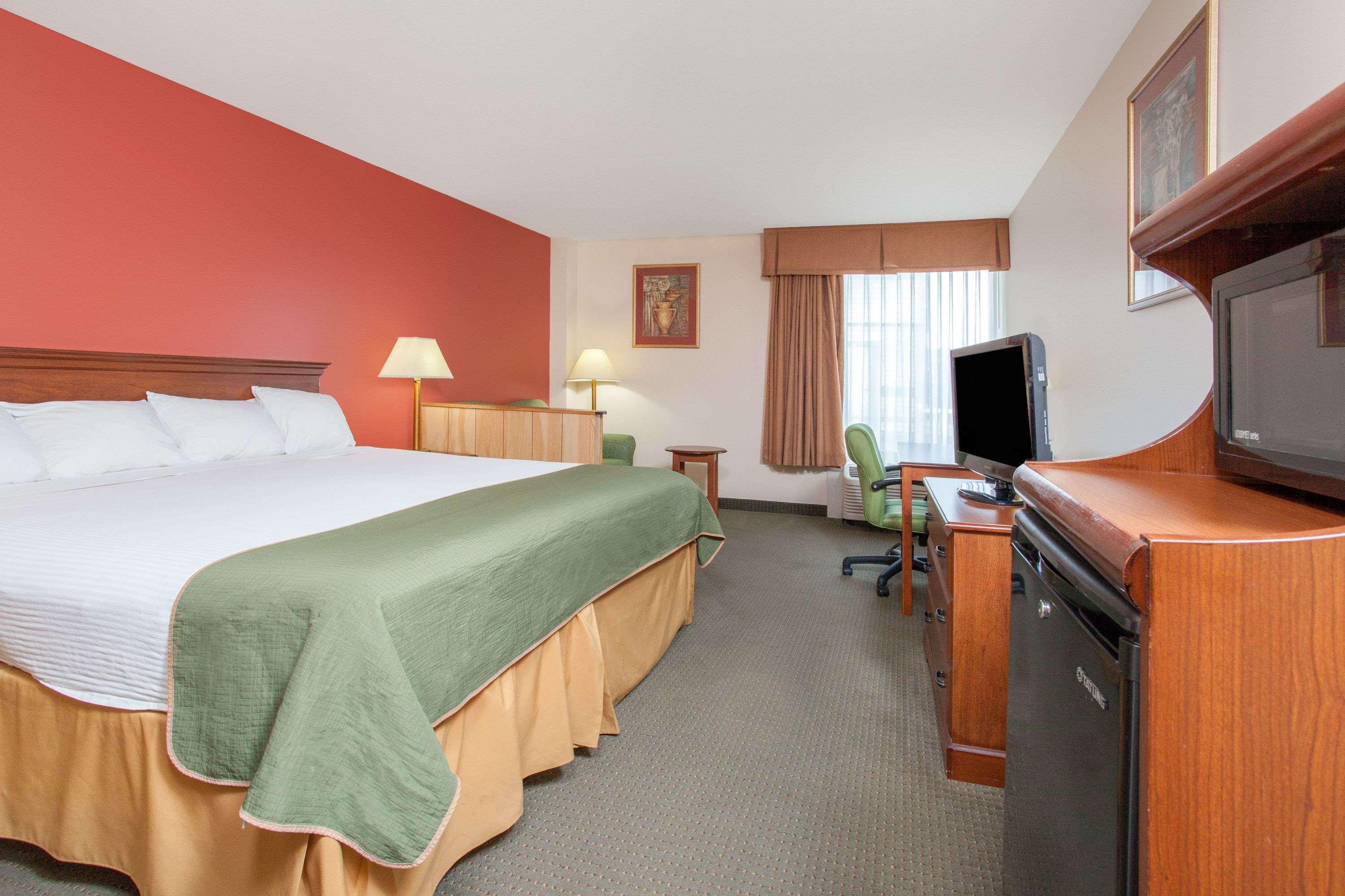 Days Inn & Suites Mount Pleasant — photo 5
