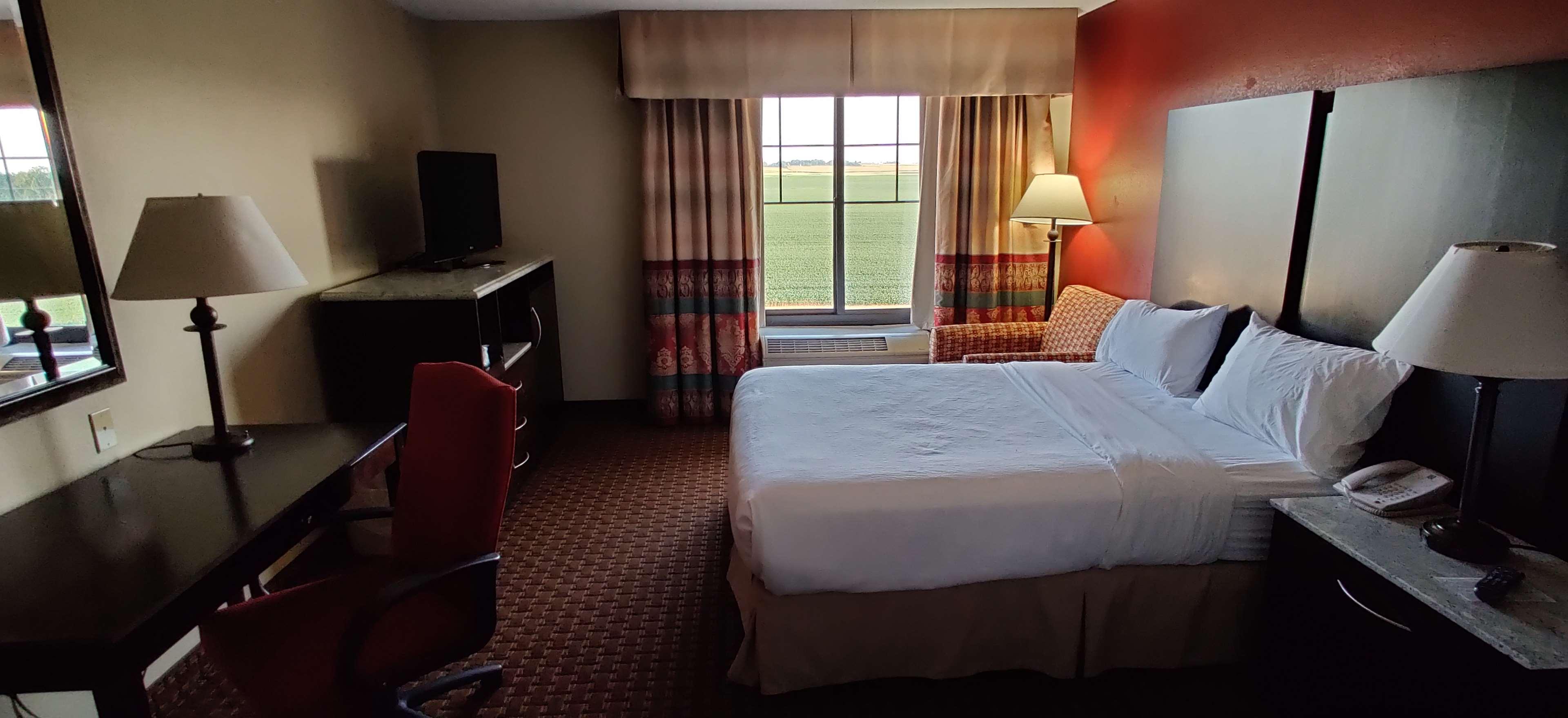 Holiday Inn Hotel & Suites Owatonna — photo 5