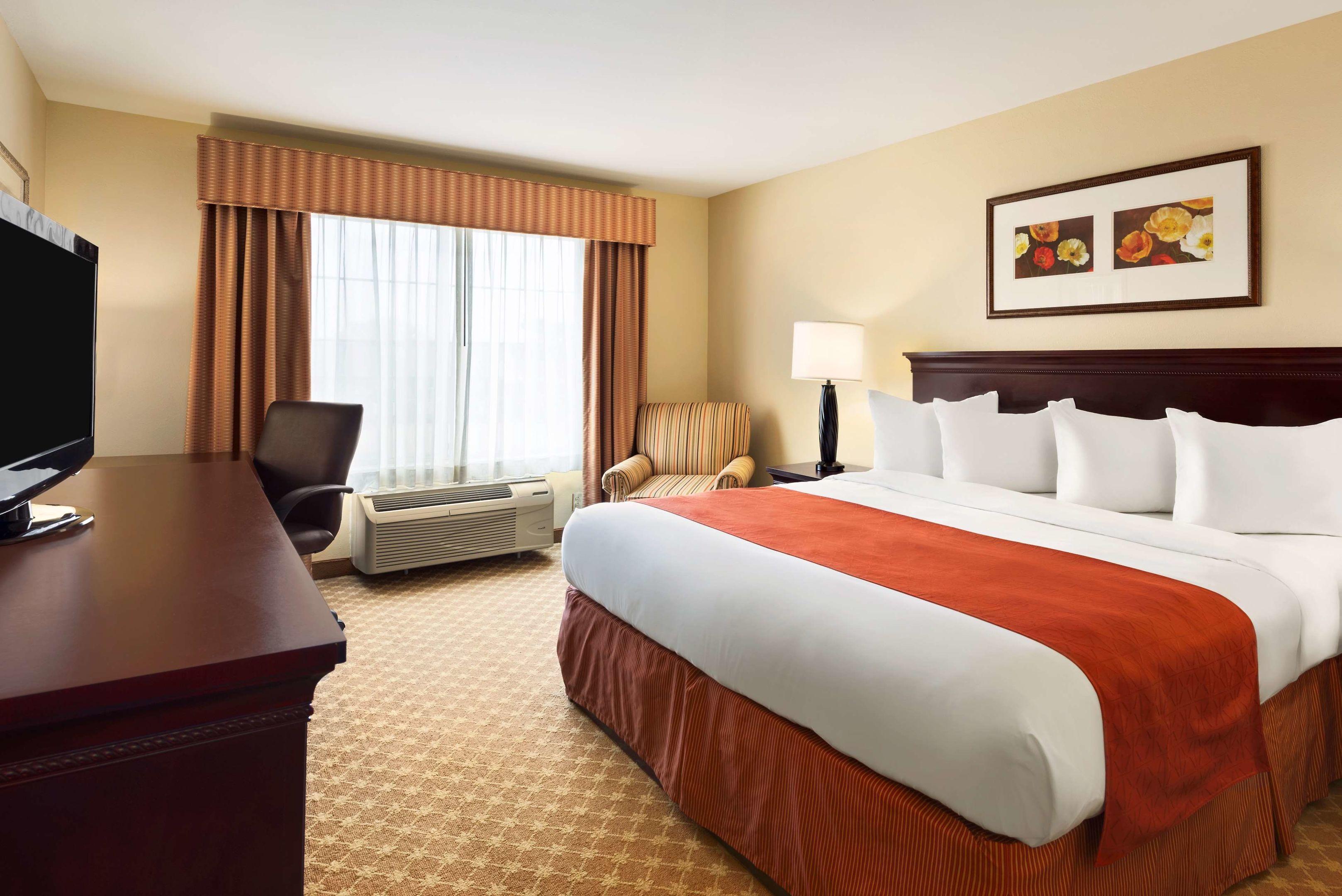 Country Inn & Suites by Radisson, Clinton, IA — photo 5