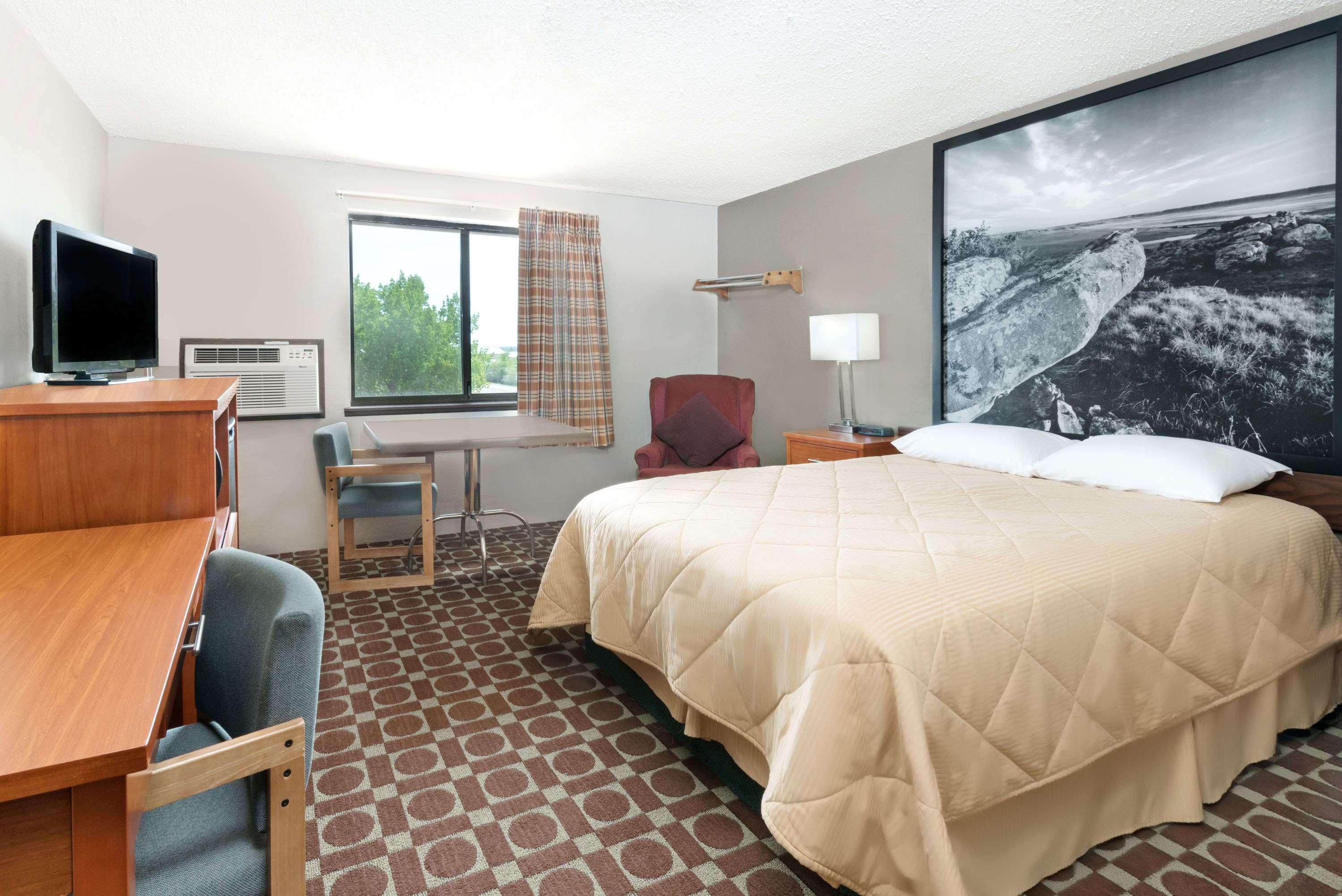 Super 8 by Wyndham Miles City — photo 5