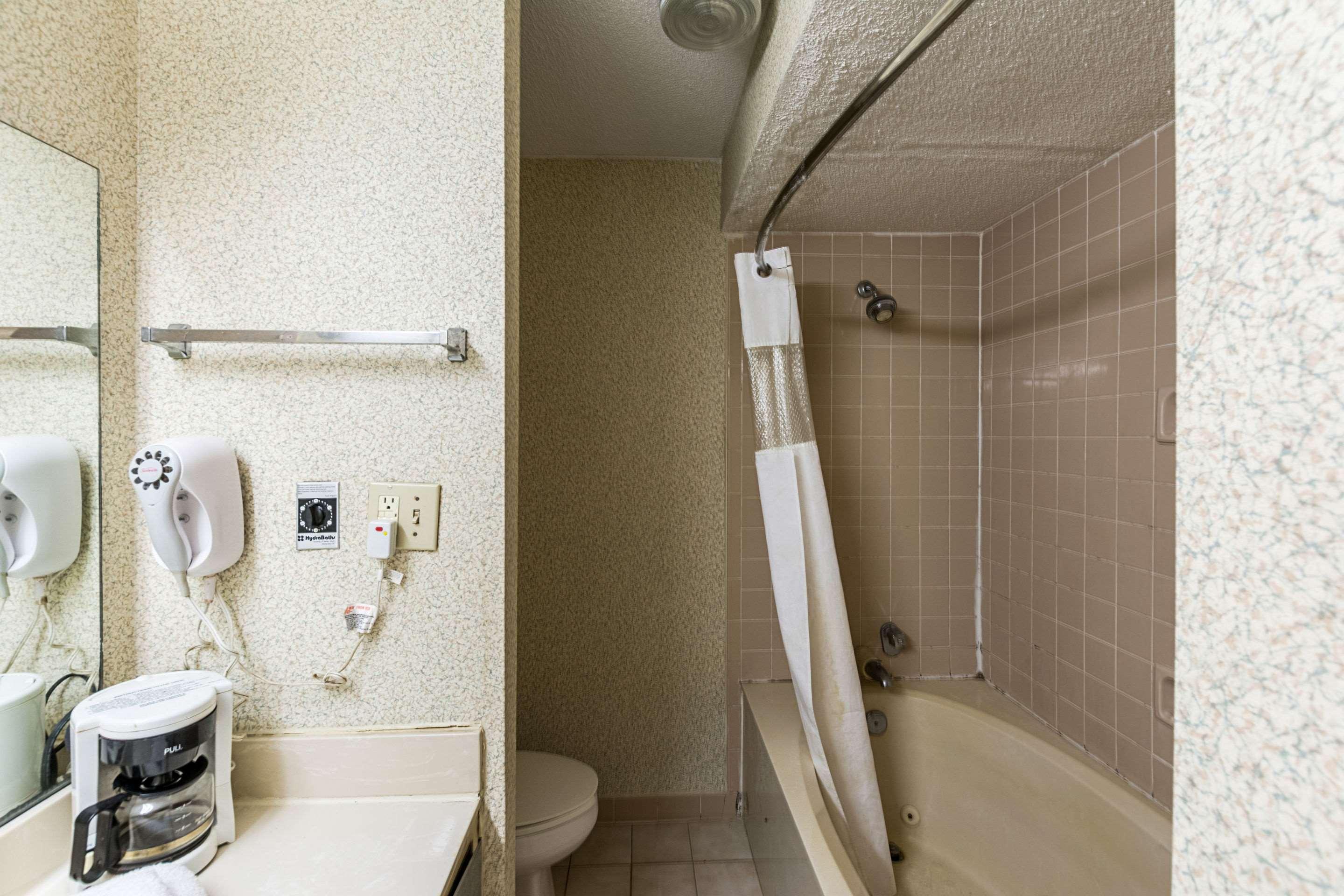 Rodeway Inn & Suites — photo 5