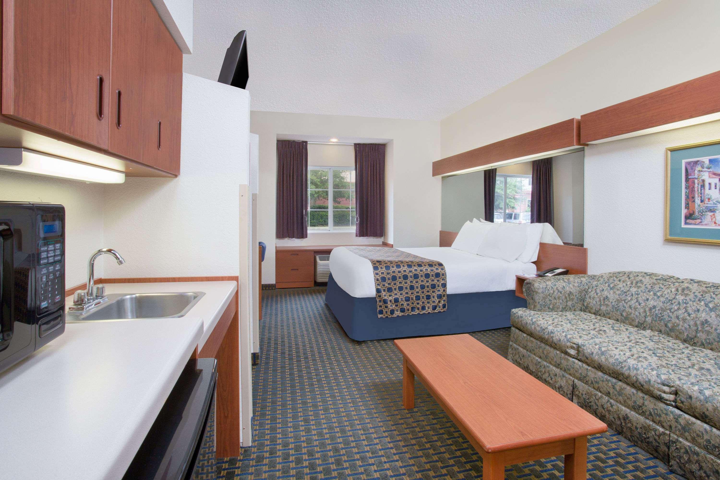 Microtel Inn & Suites by Wyndham Leesburg/Mt Dora — photo 4