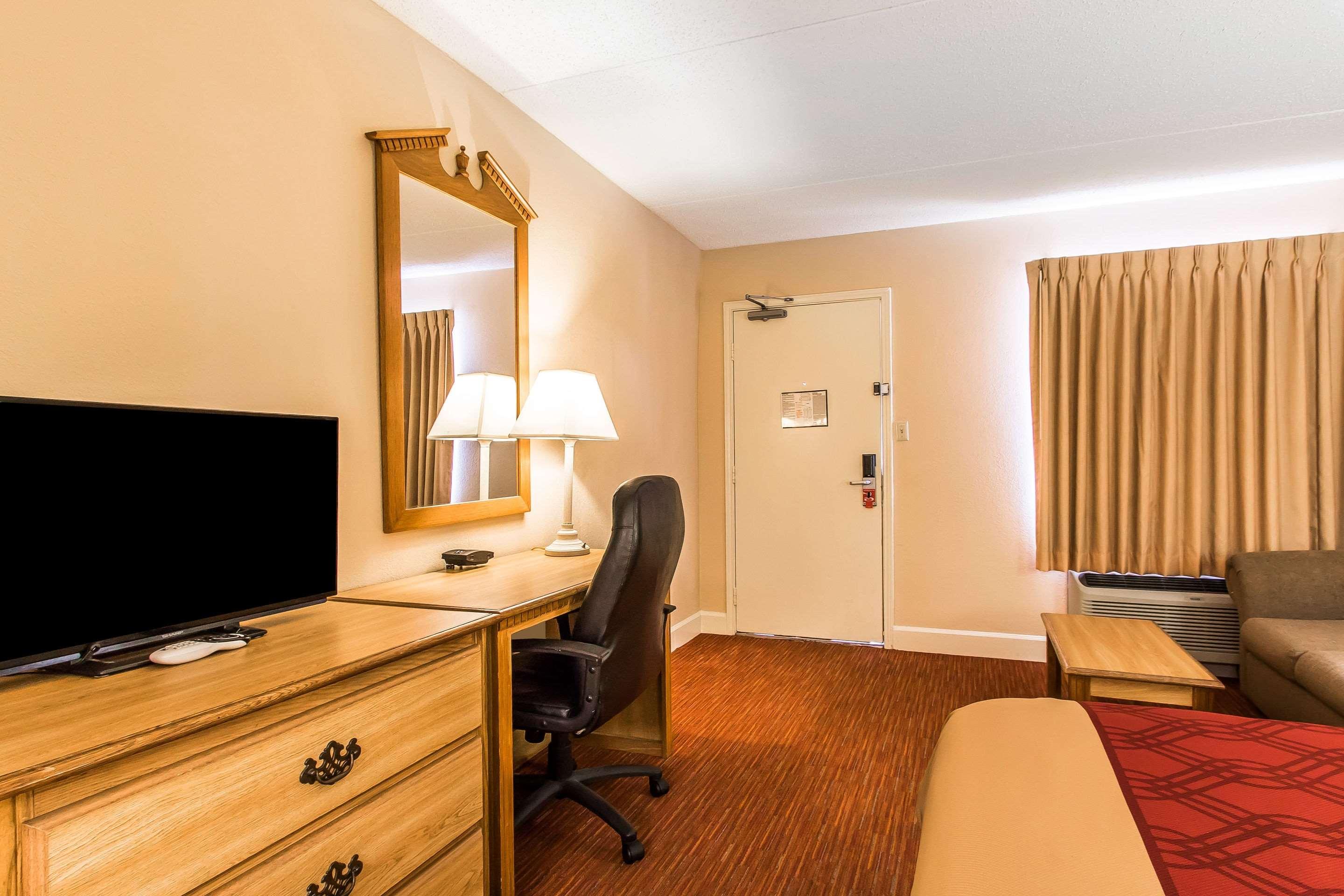 Econo Lodge Inn & Suites — photo 4