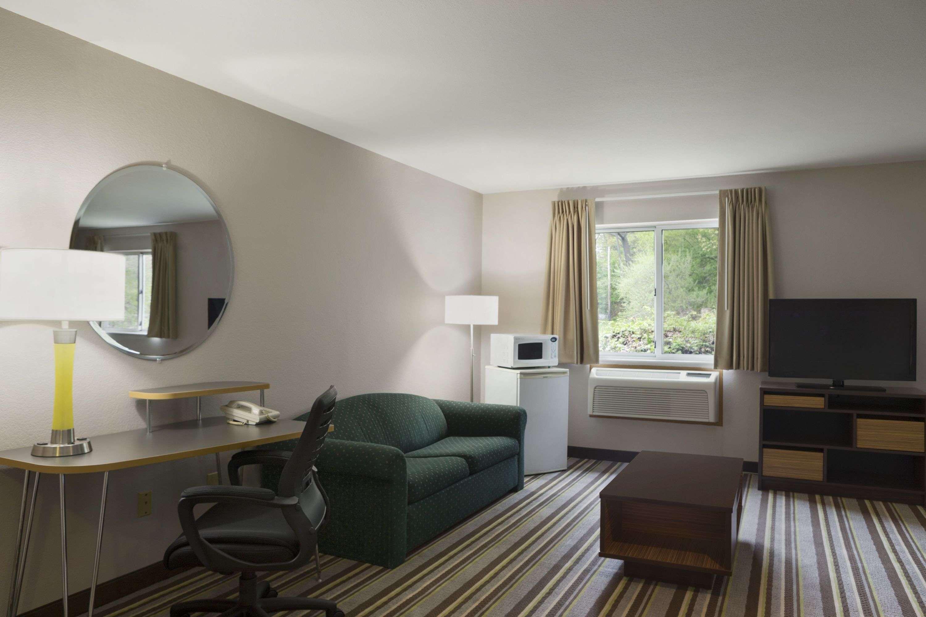 Super 8 by Wyndham Manistee — photo 5