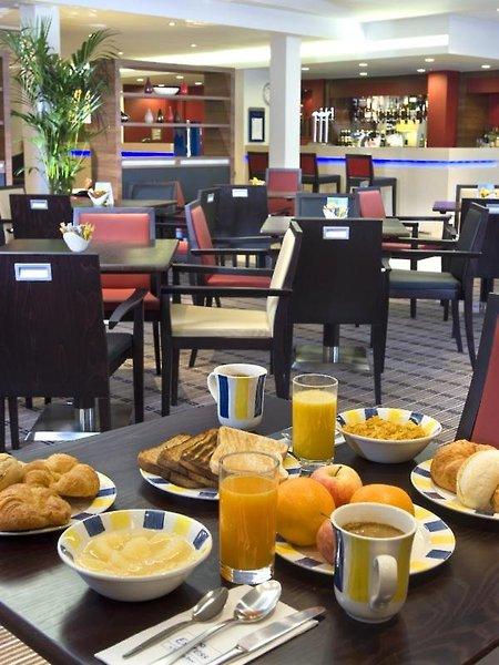 Holiday Inn Express Milton Keynes — photo 4
