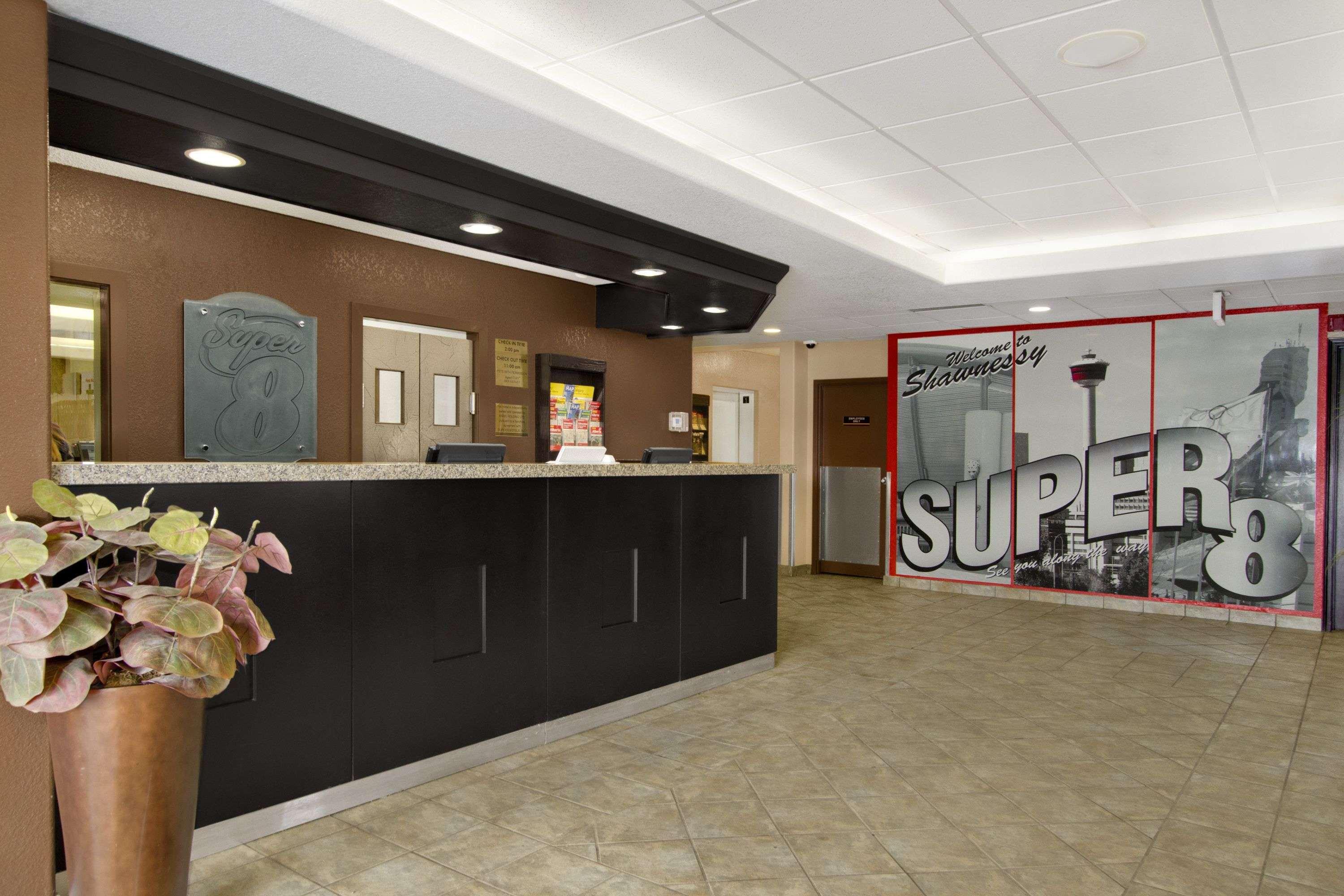 Super 8 by Wyndham Calgary Shawnessy Area — photo 5