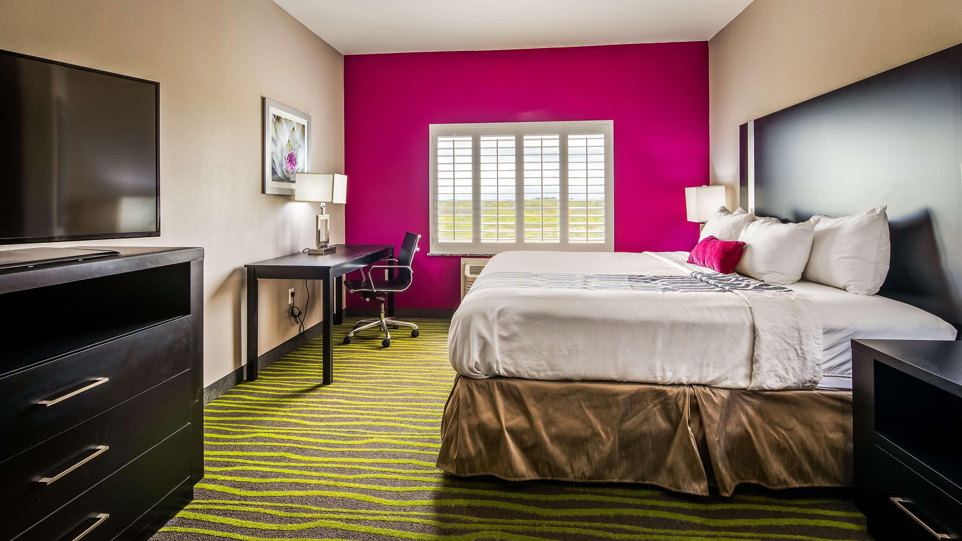 Best Western Plus Dilley Inn & Suites — photo 4