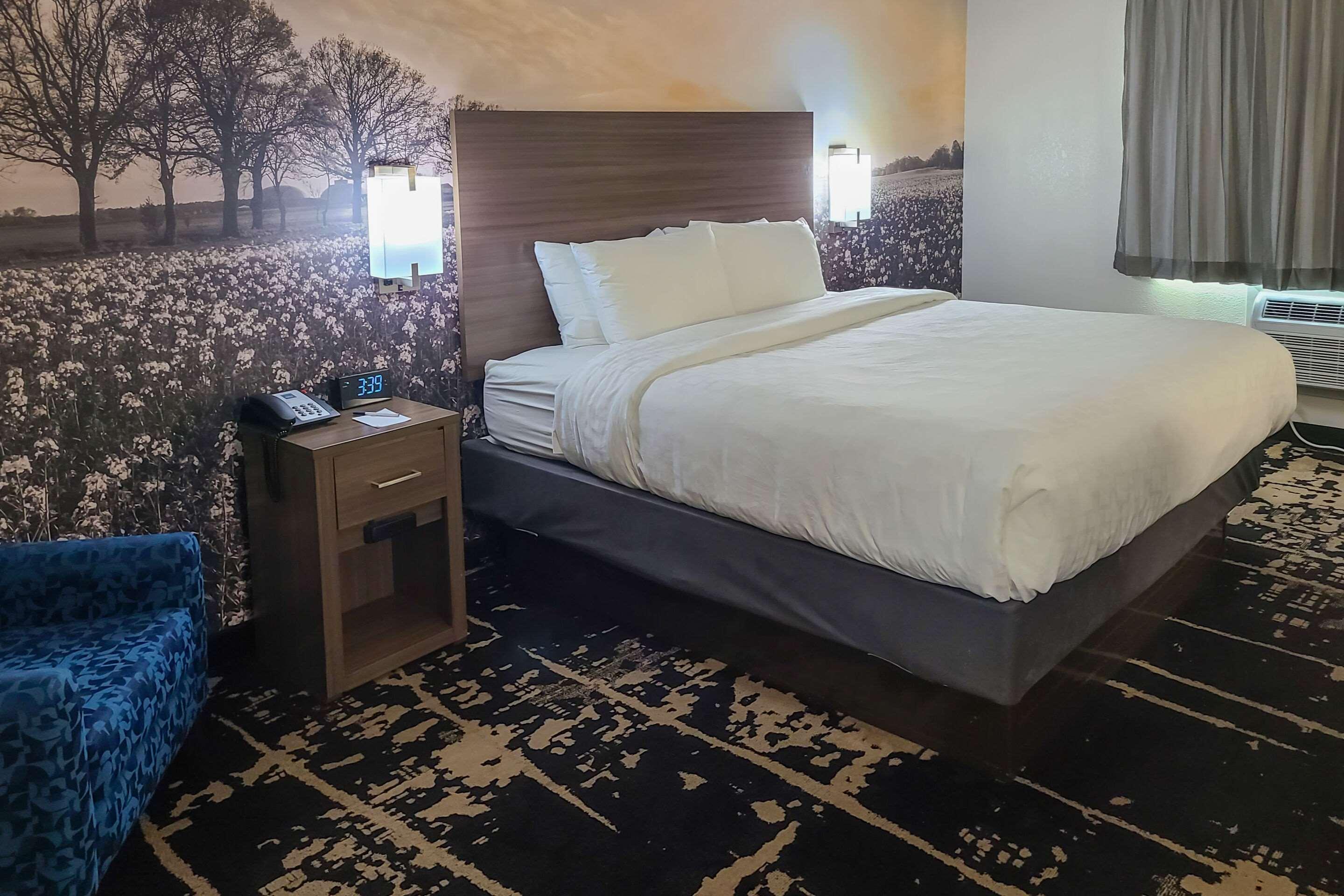 Econo Lodge Inn & Suites — photo 4