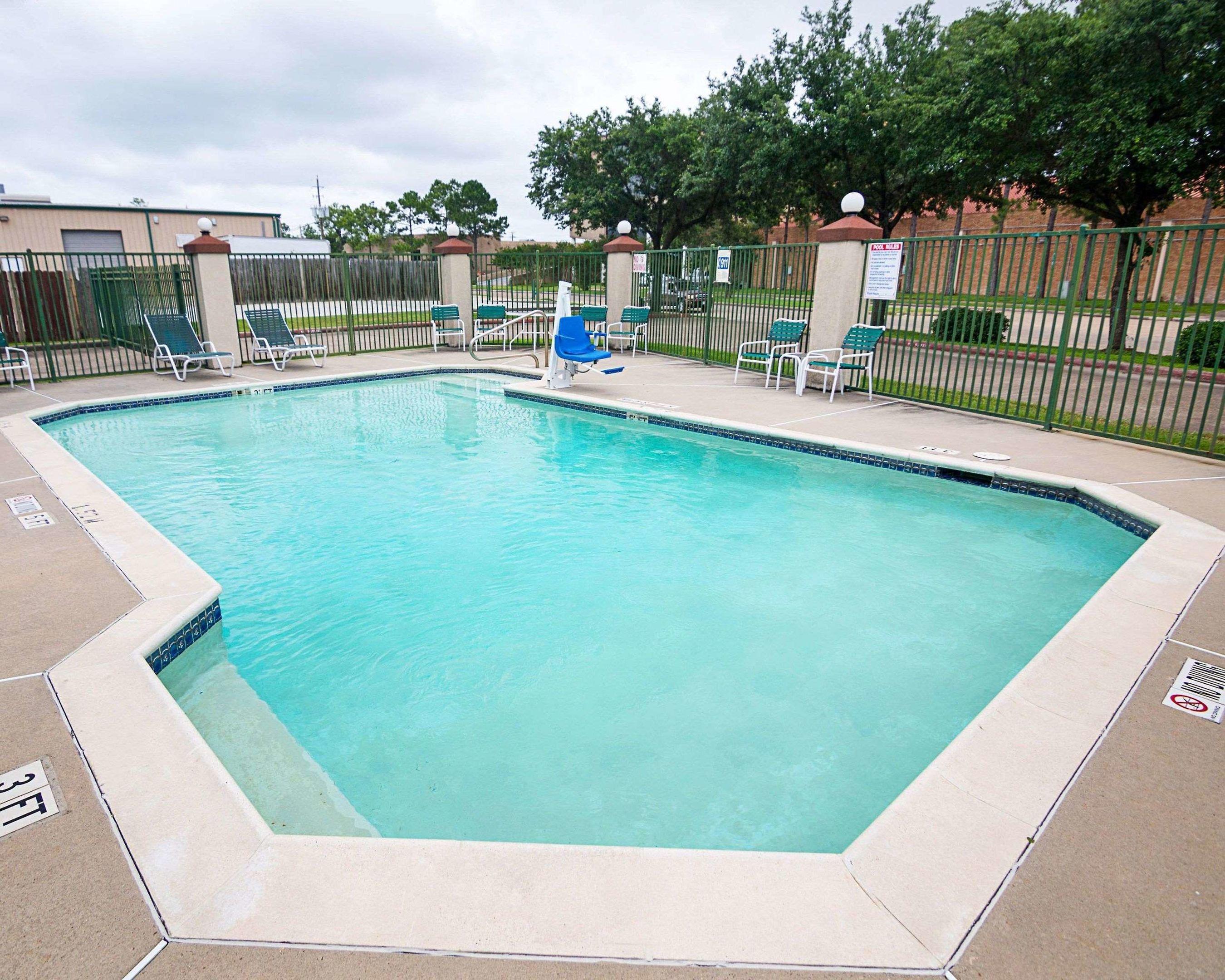 Rodeway Inn & Suites Hwy 290 NW — photo 5