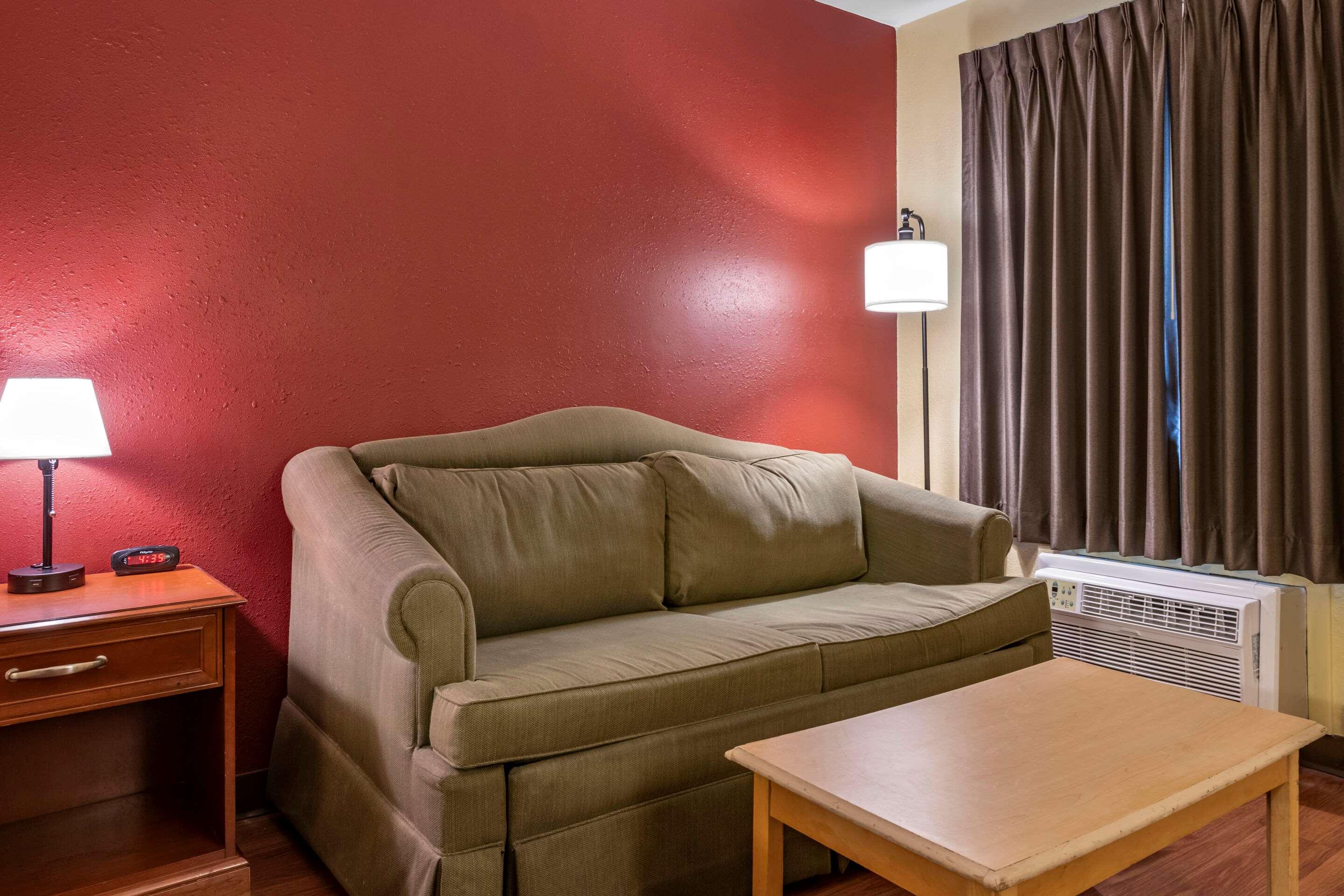 Econo Lodge Inn & Suites Maingate Central — photo 5