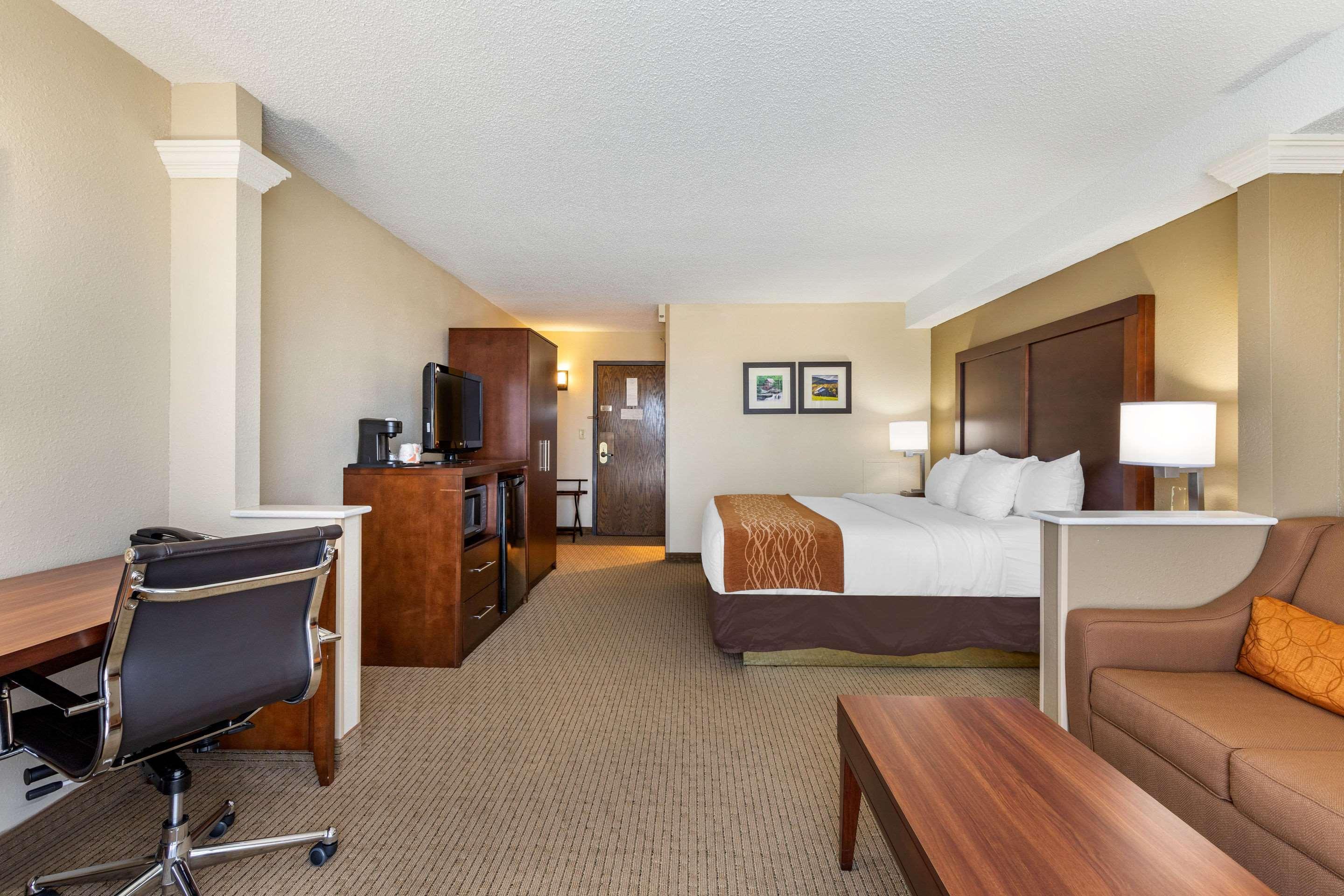 Comfort Inn & Suites — photo 5