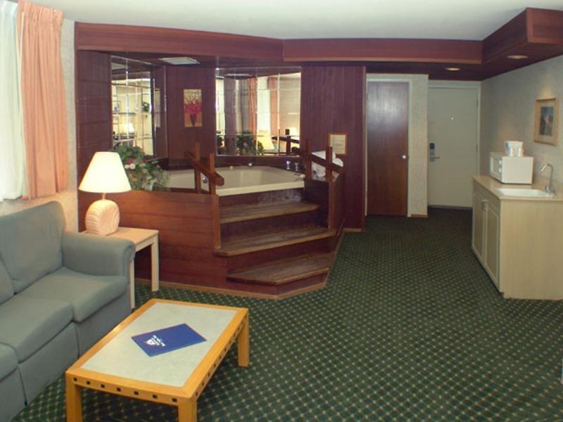 Red Roof Inn & Suites Monterey — photo 4