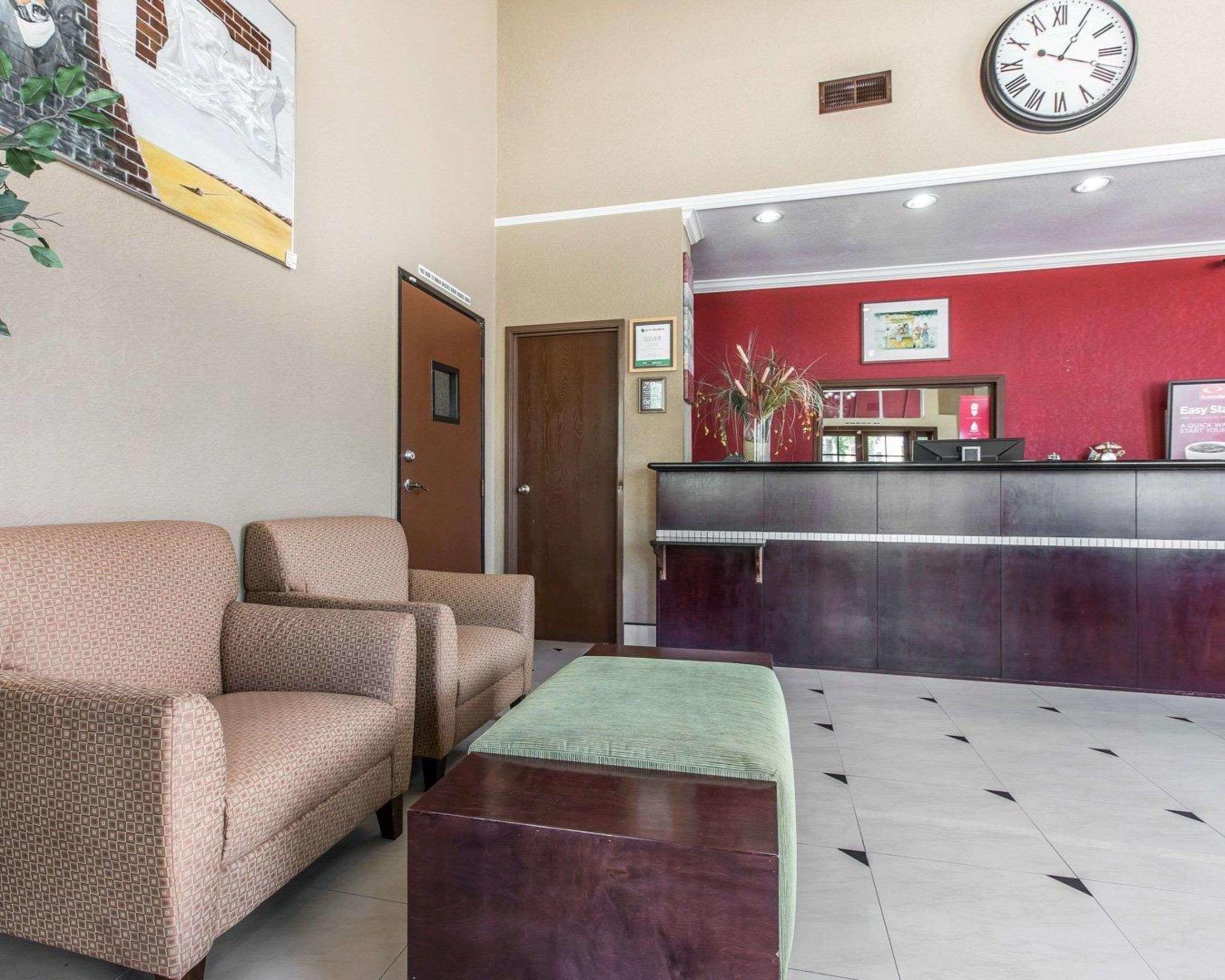 Econo Lodge Inn & Suites Fallbrook Downtown — photo 4