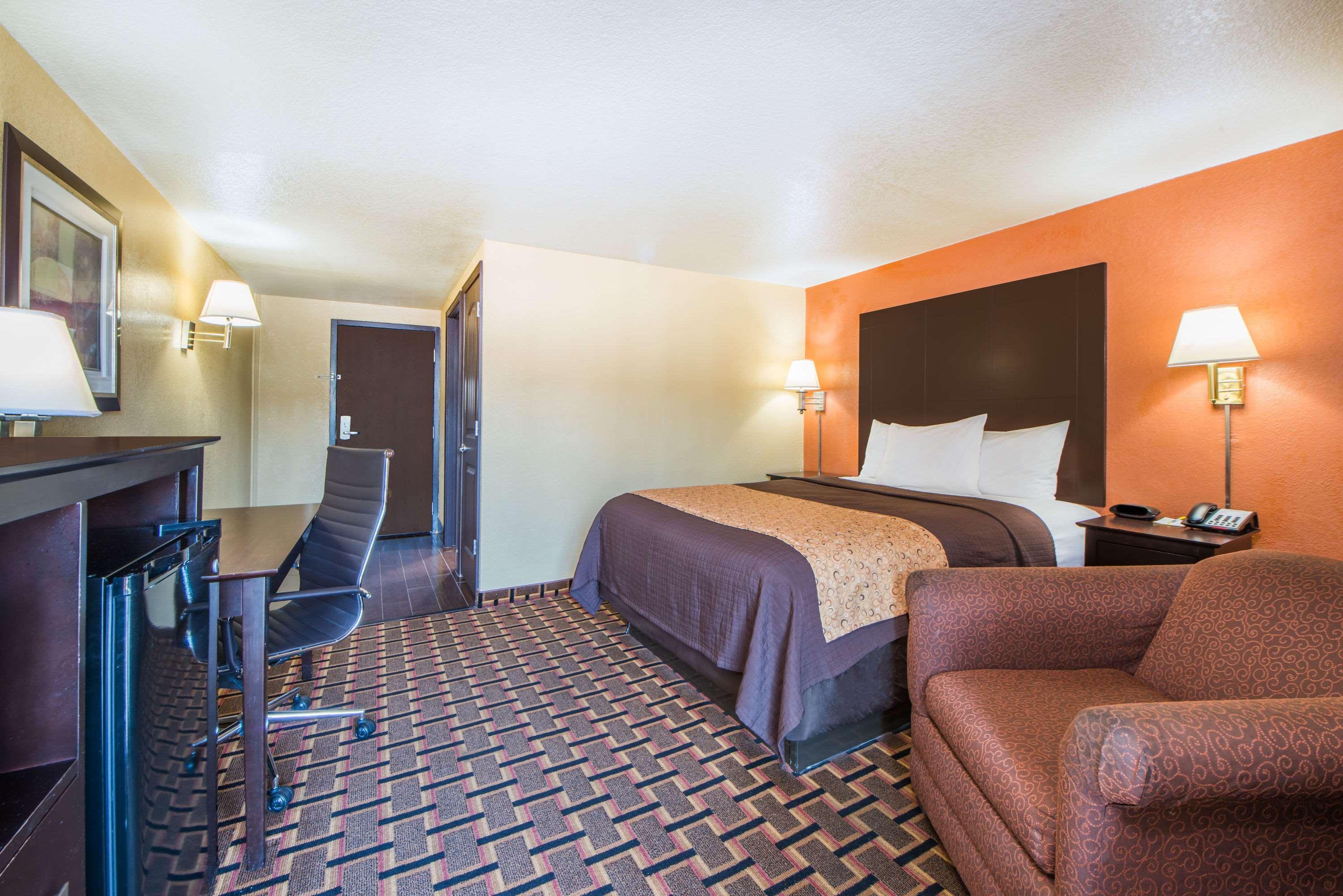Days Inn by Wyndham Joplin — photo 3