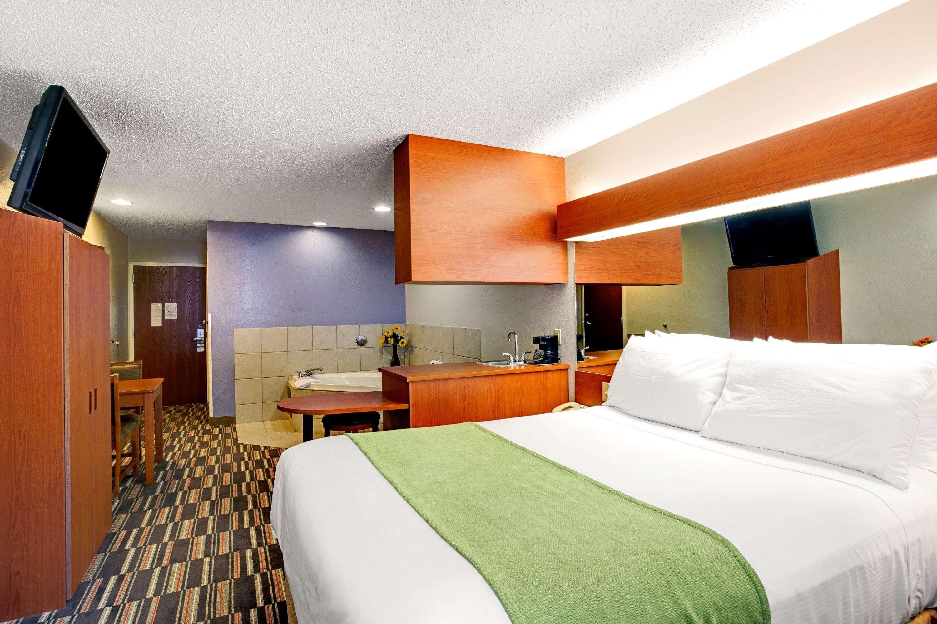 Microtel Inn & Suites by Wyndham Cherokee — photo 4