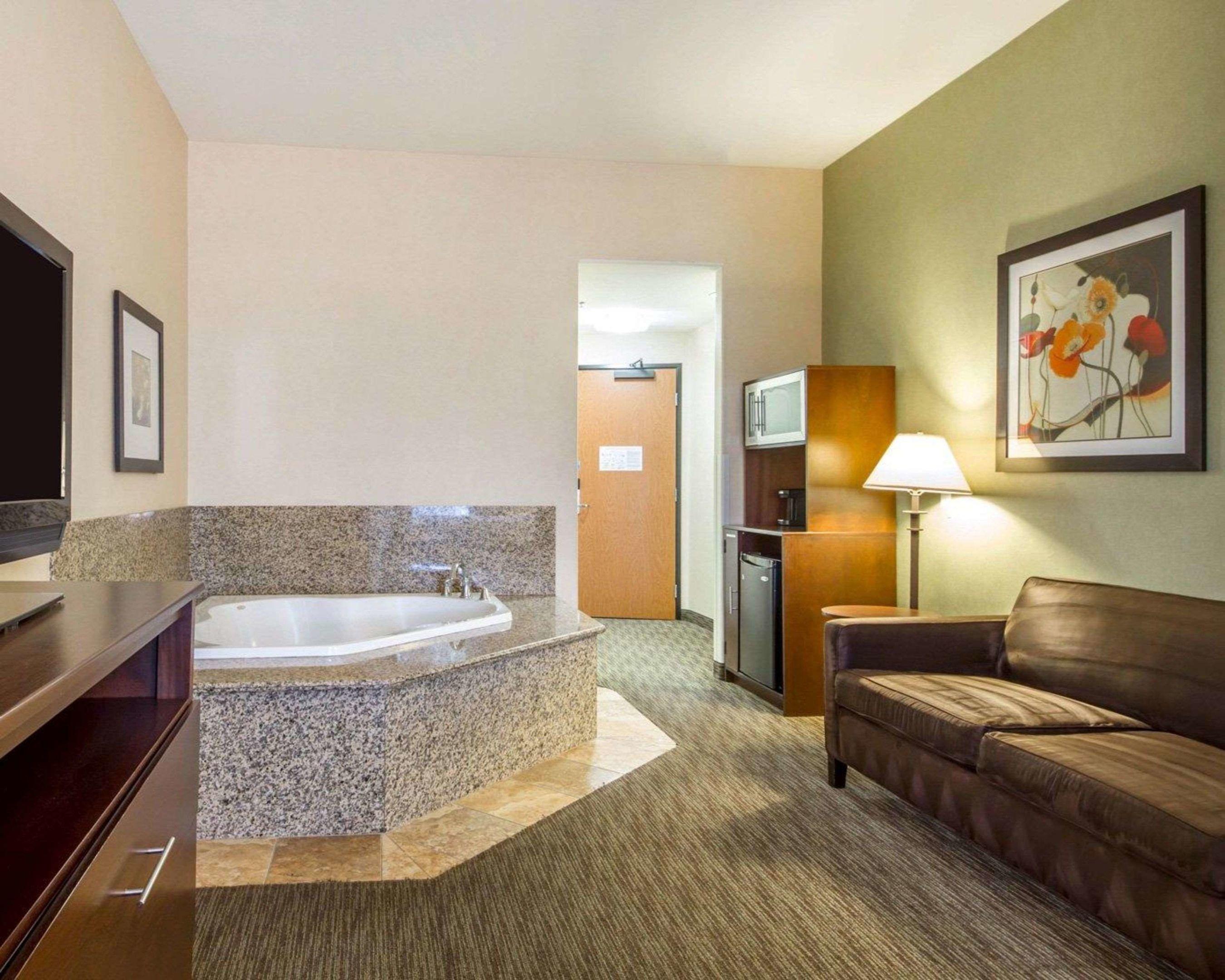 Comfort Suites — photo 3