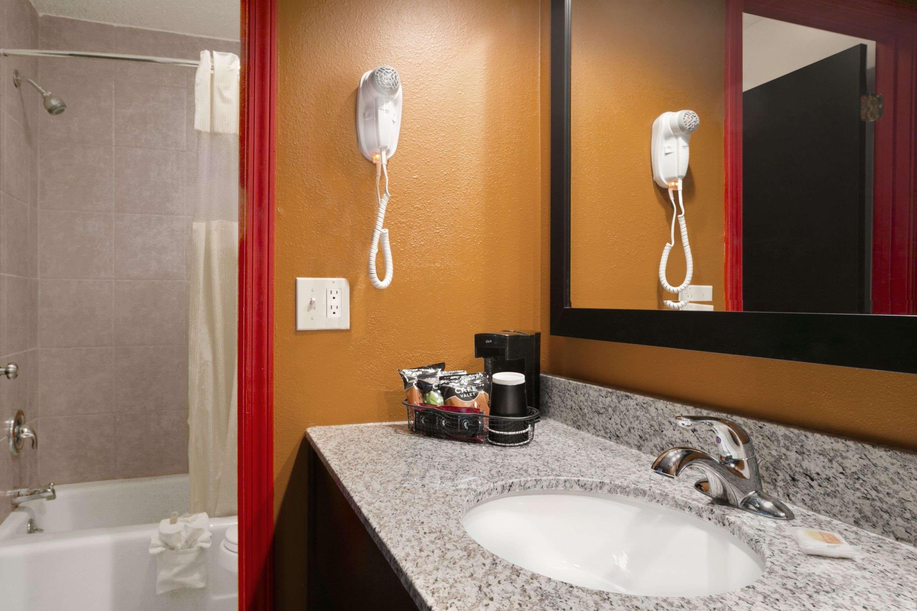 Days Inn Liberty/NE Kansas City — photo 5