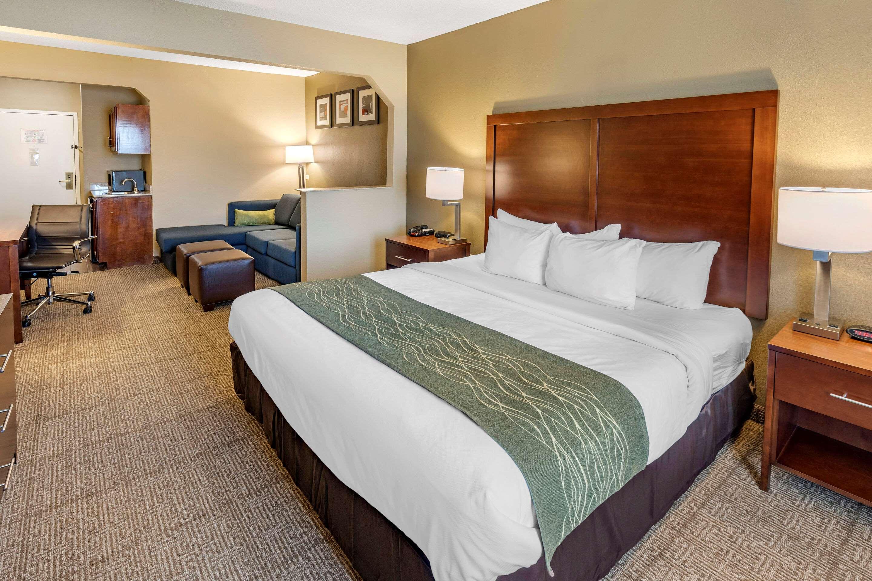 Comfort Inn & Suites — photo 4