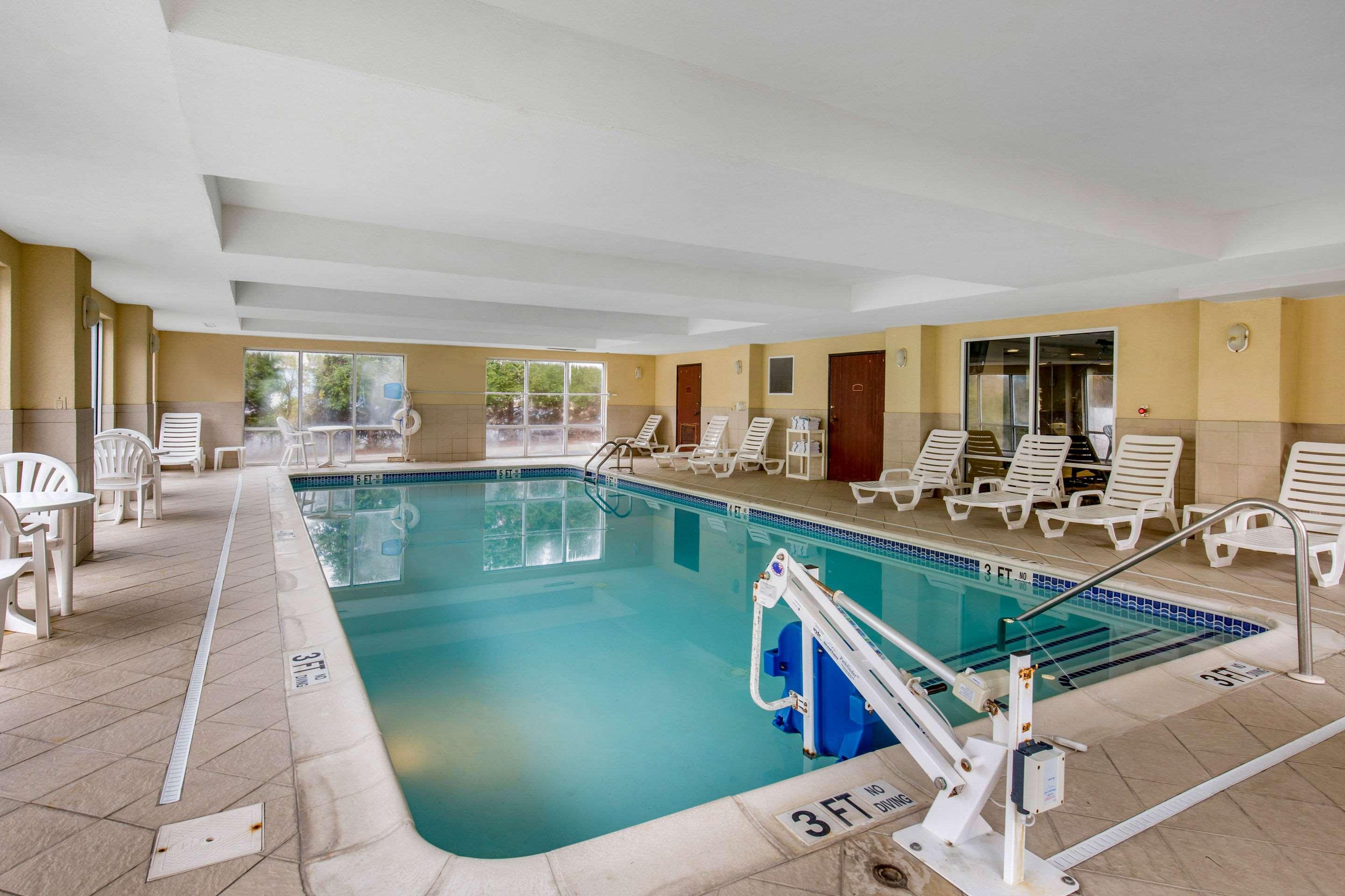 Comfort Suites — photo 3