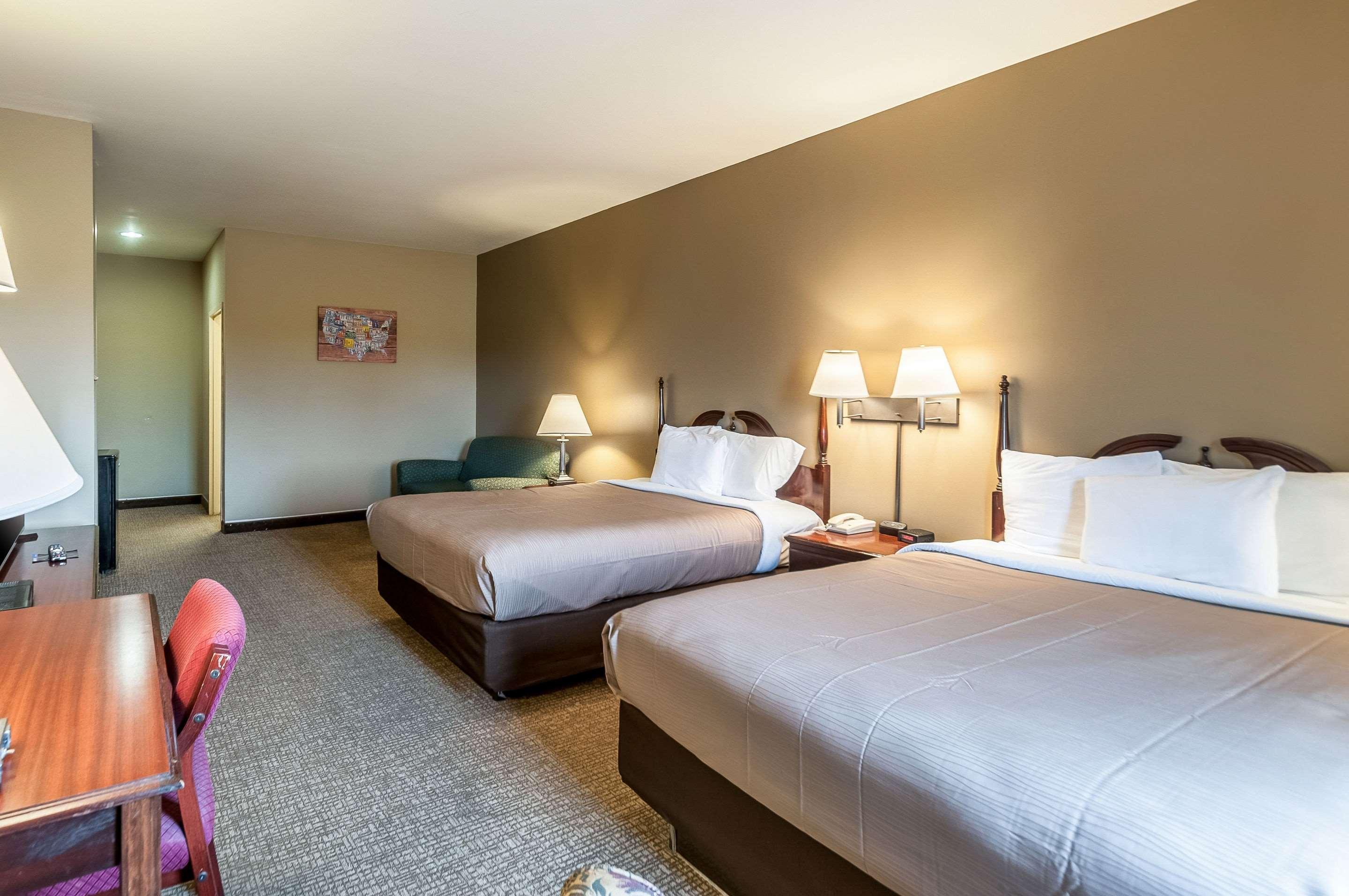 Econo Lodge Inn & Suites — photo 5